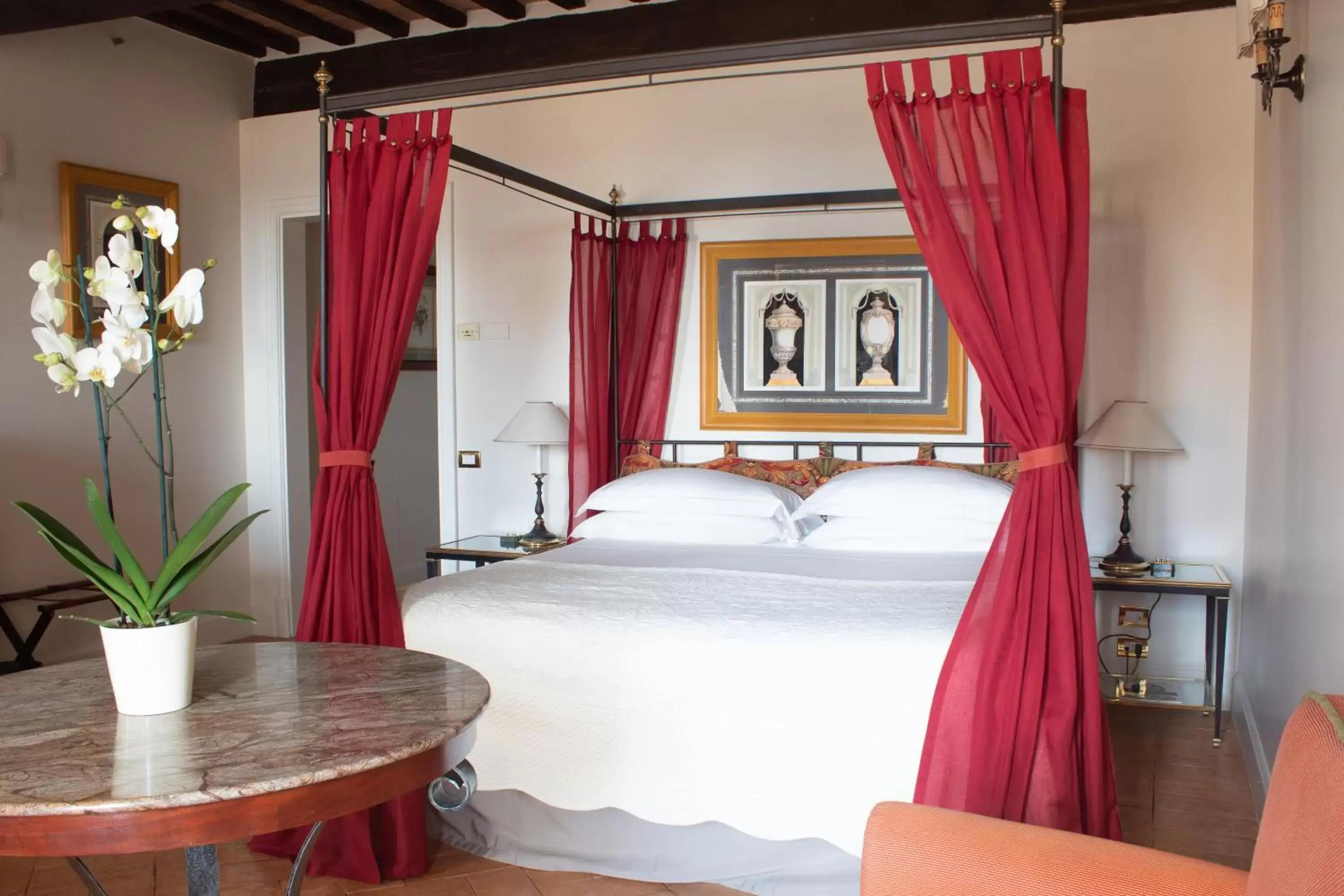Bed in Grand Hotel Continental Siena - Starhotels Collezione