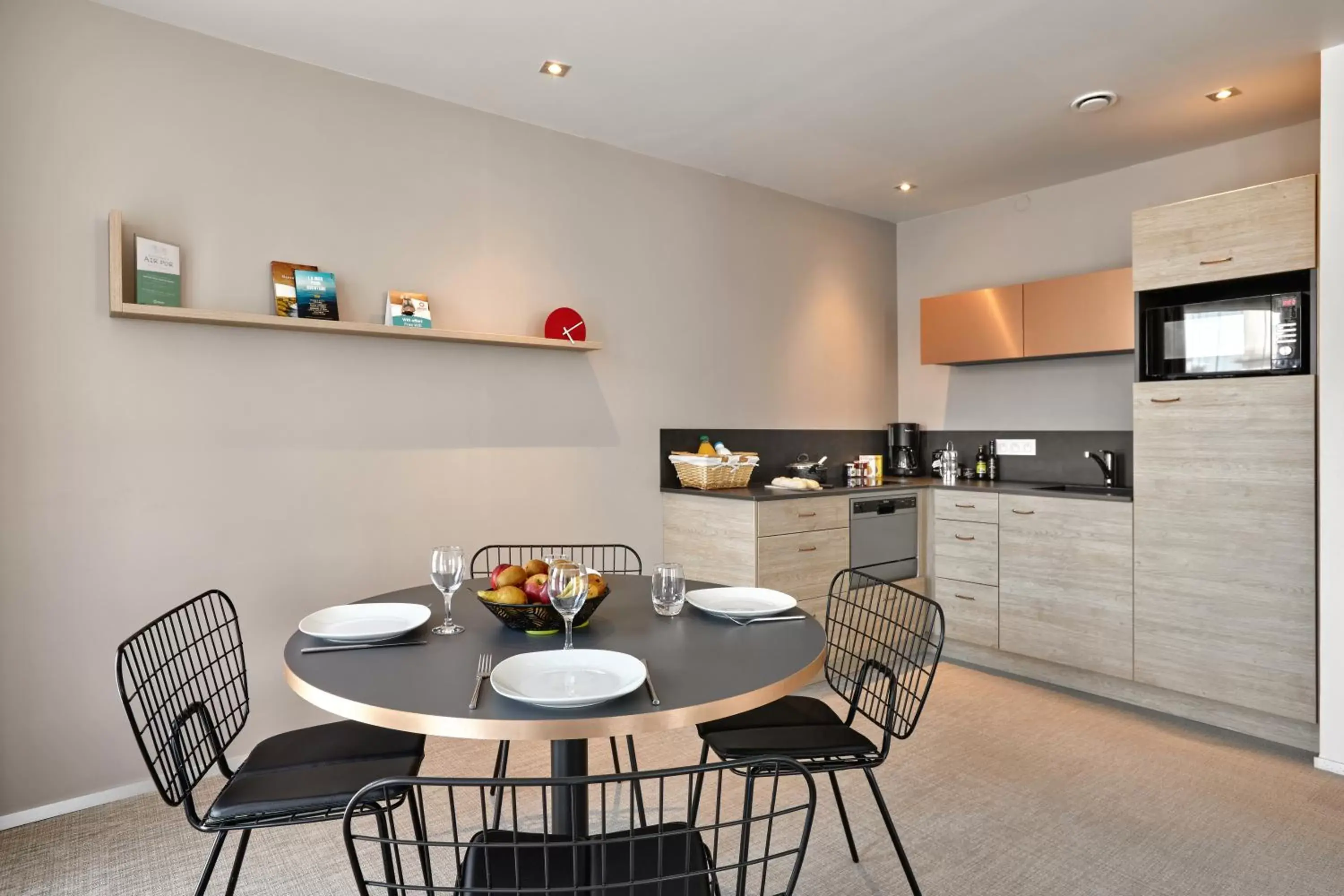 Kitchen or kitchenette, Dining Area in Aparthotel & Spa Adagio Vannes