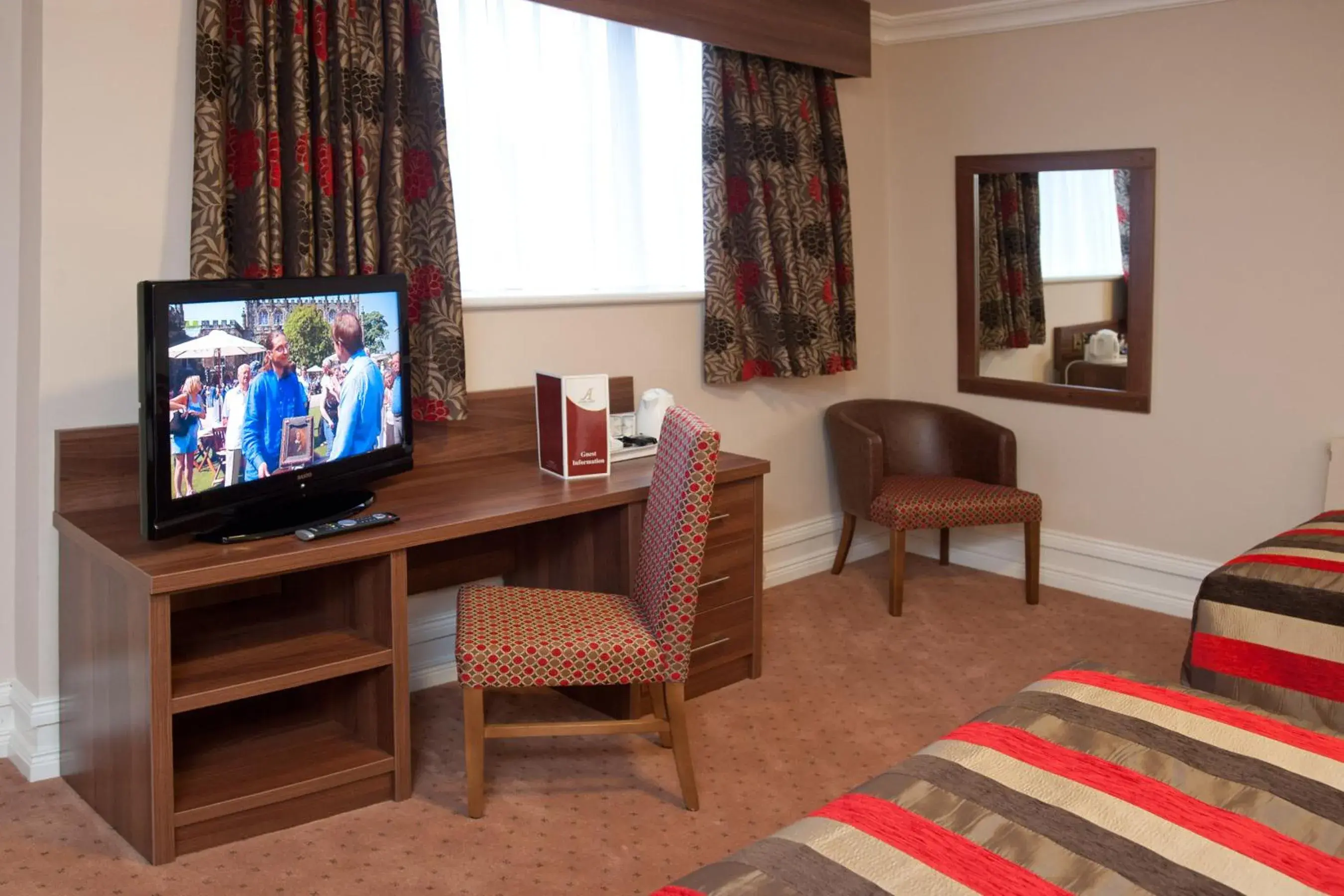 Seating area, TV/Entertainment Center in Adair Arms Hotel