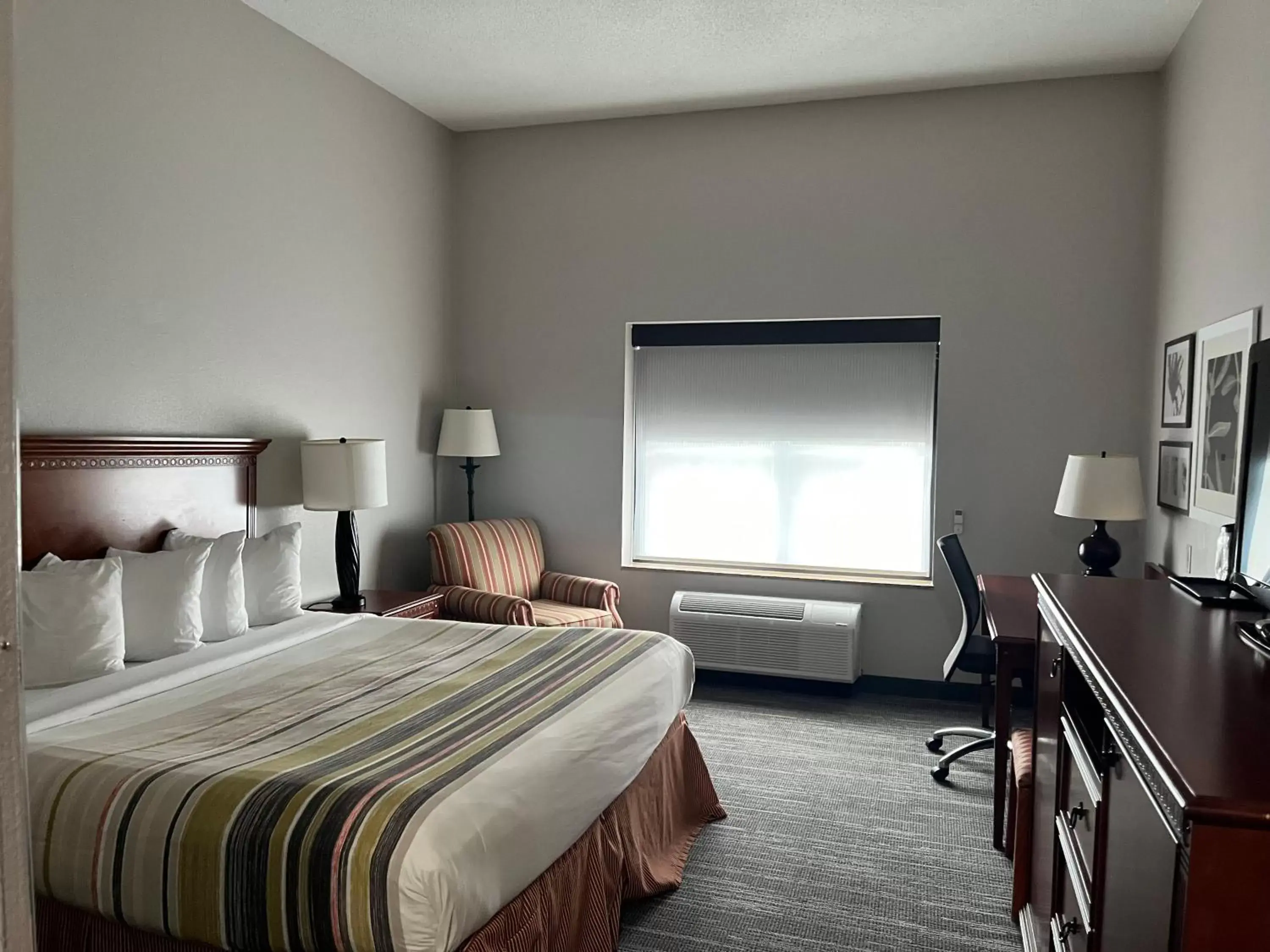 Executive King Room with Roll In Shower - Disability Access/Non-Smoking in Country Inn & Suites by Radisson, Harrisburg - Hershey-West, PA