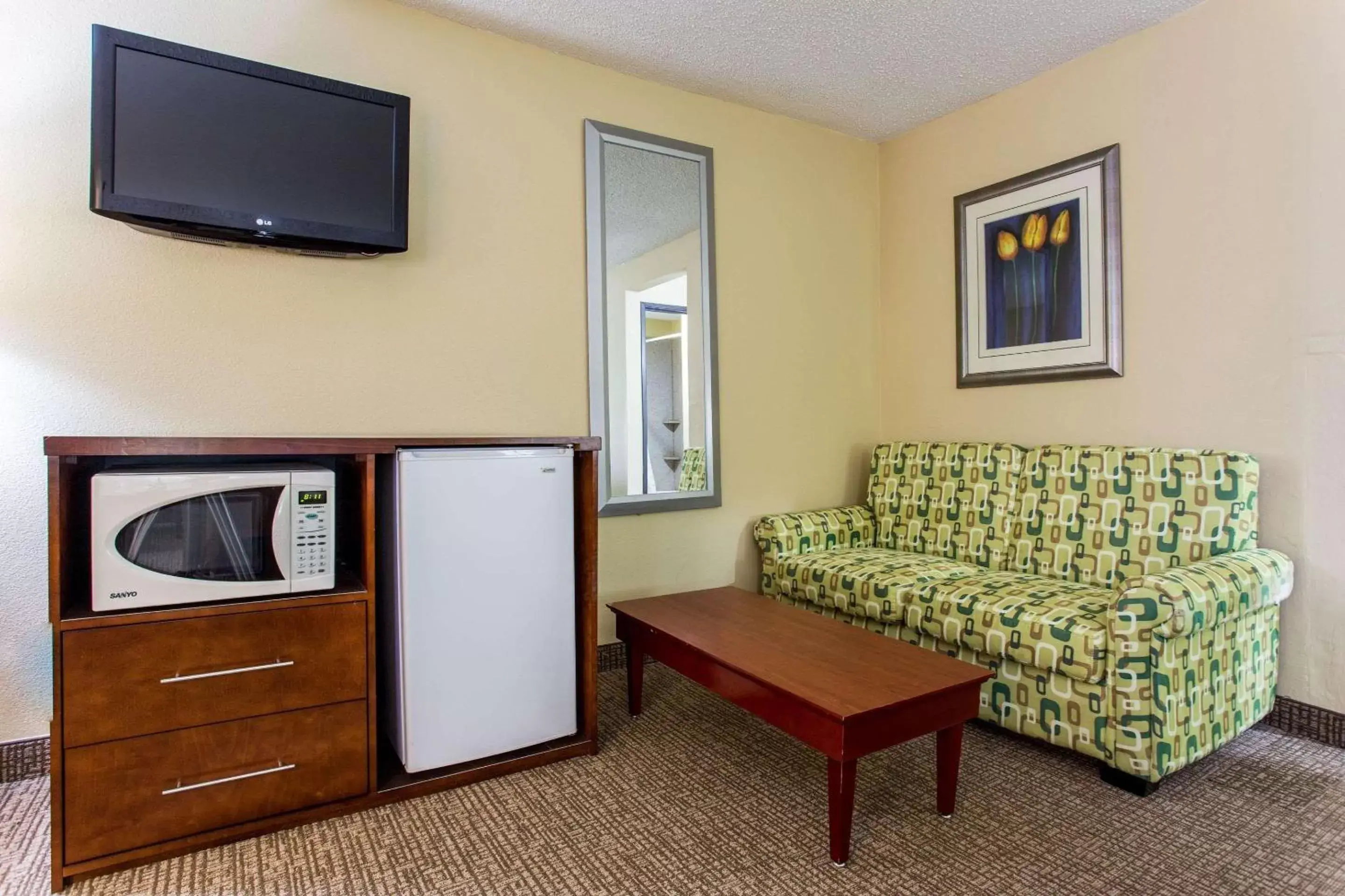 Photo of the whole room, TV/Entertainment Center in Comfort Inn Columbia -Bush River