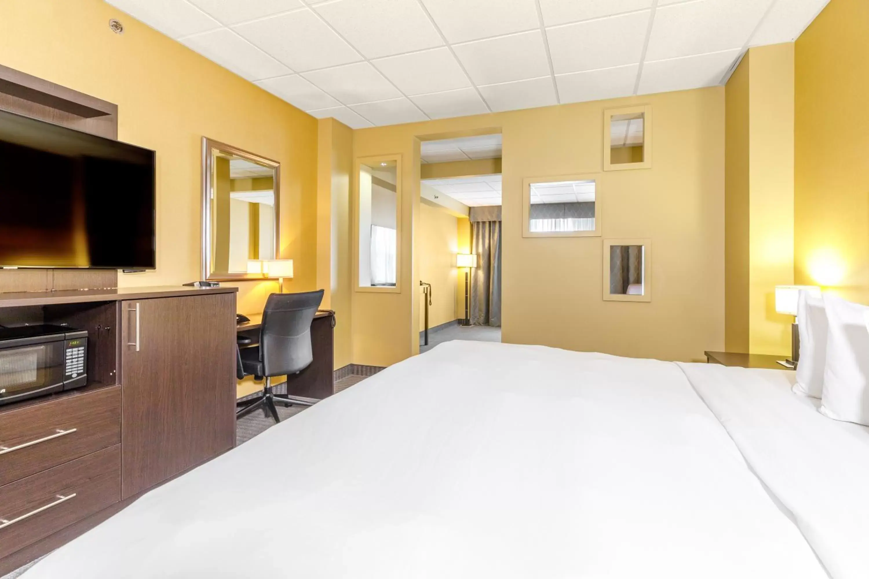 Bedroom, Bed in Quality Inn & Suites Victoriaville
