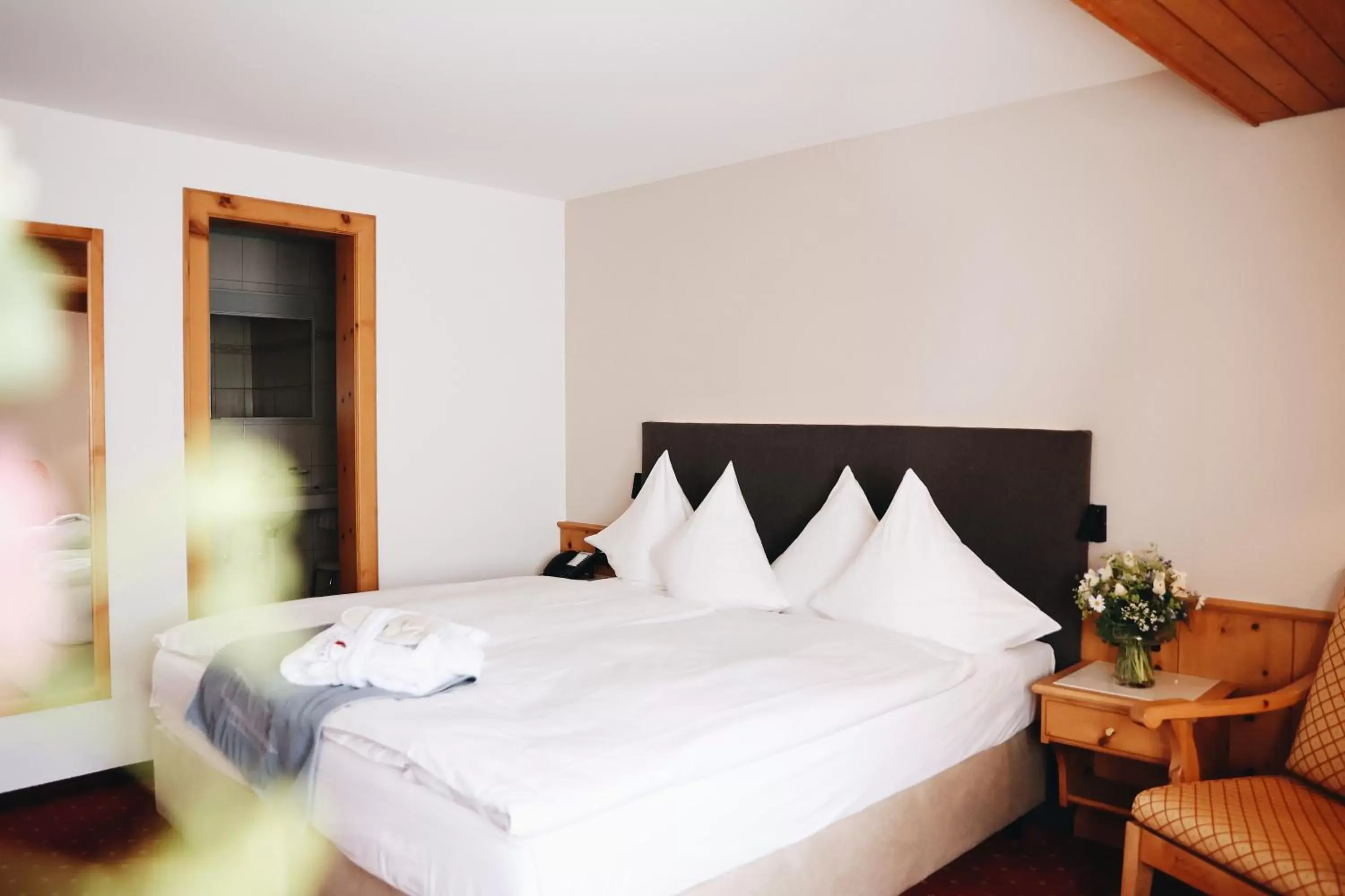 Bedroom, Bed in Hotel Steinbock Pontresina