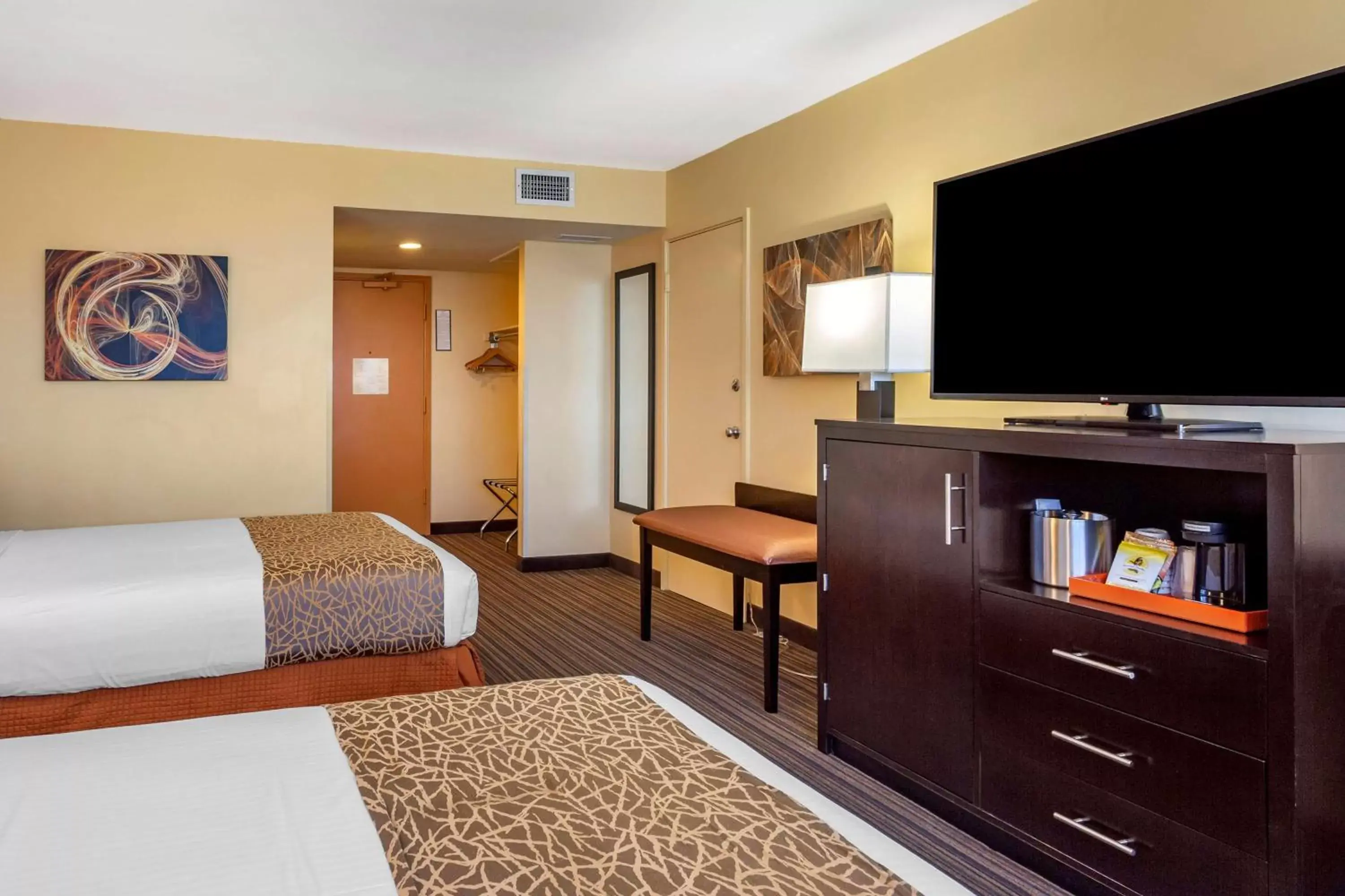 Bedroom, TV/Entertainment Center in Best Western The Plaza Hotel - Free Breakfast