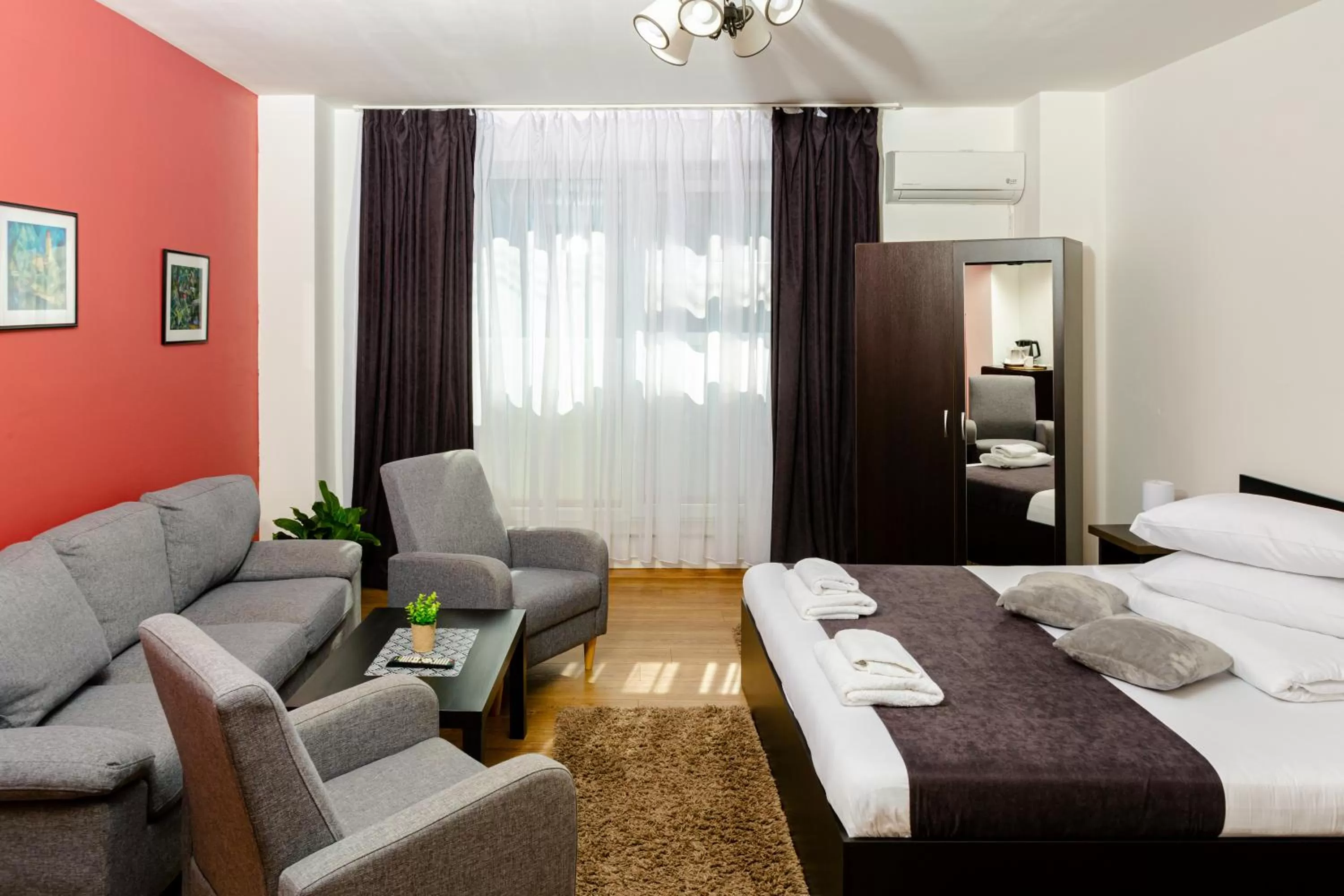 Seating area, Bed in Pensiunea Pictorilor