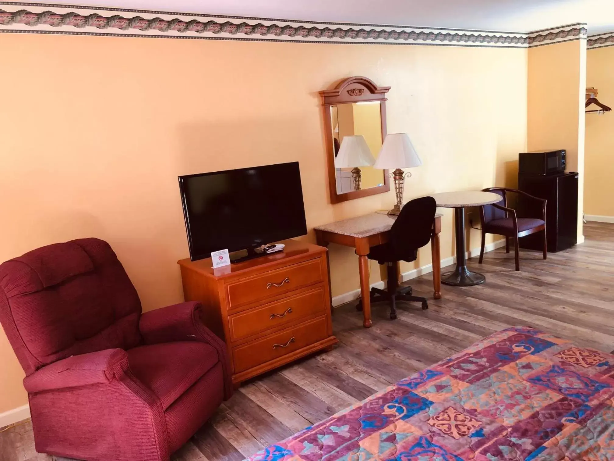TV and multimedia, TV/Entertainment Center in Mountain inn & suites - Dunlap TN