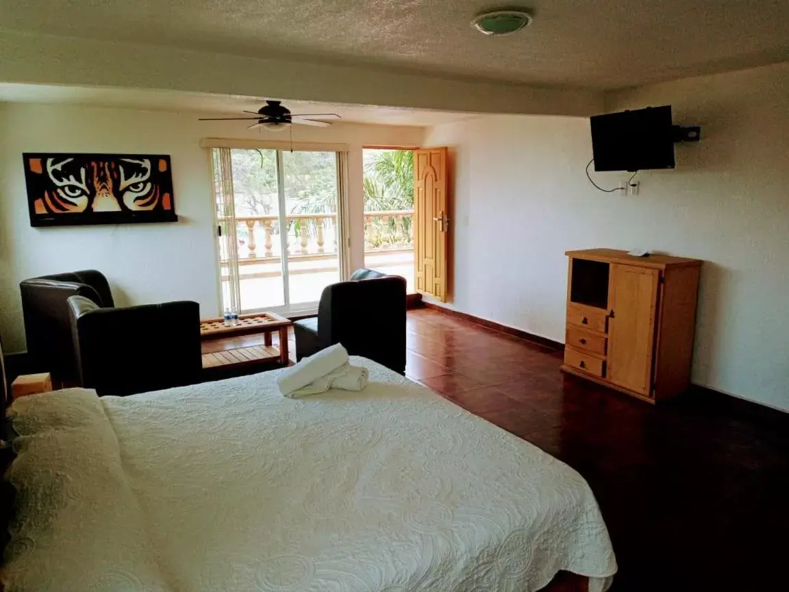 Communal lounge/ TV room, Bed in Hotel Leyenda del Tepozteco