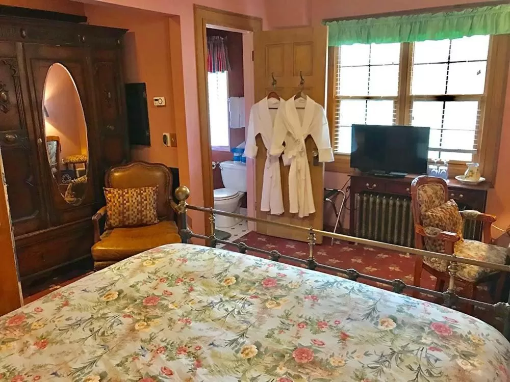 Bed in Cecil Bacon Manor