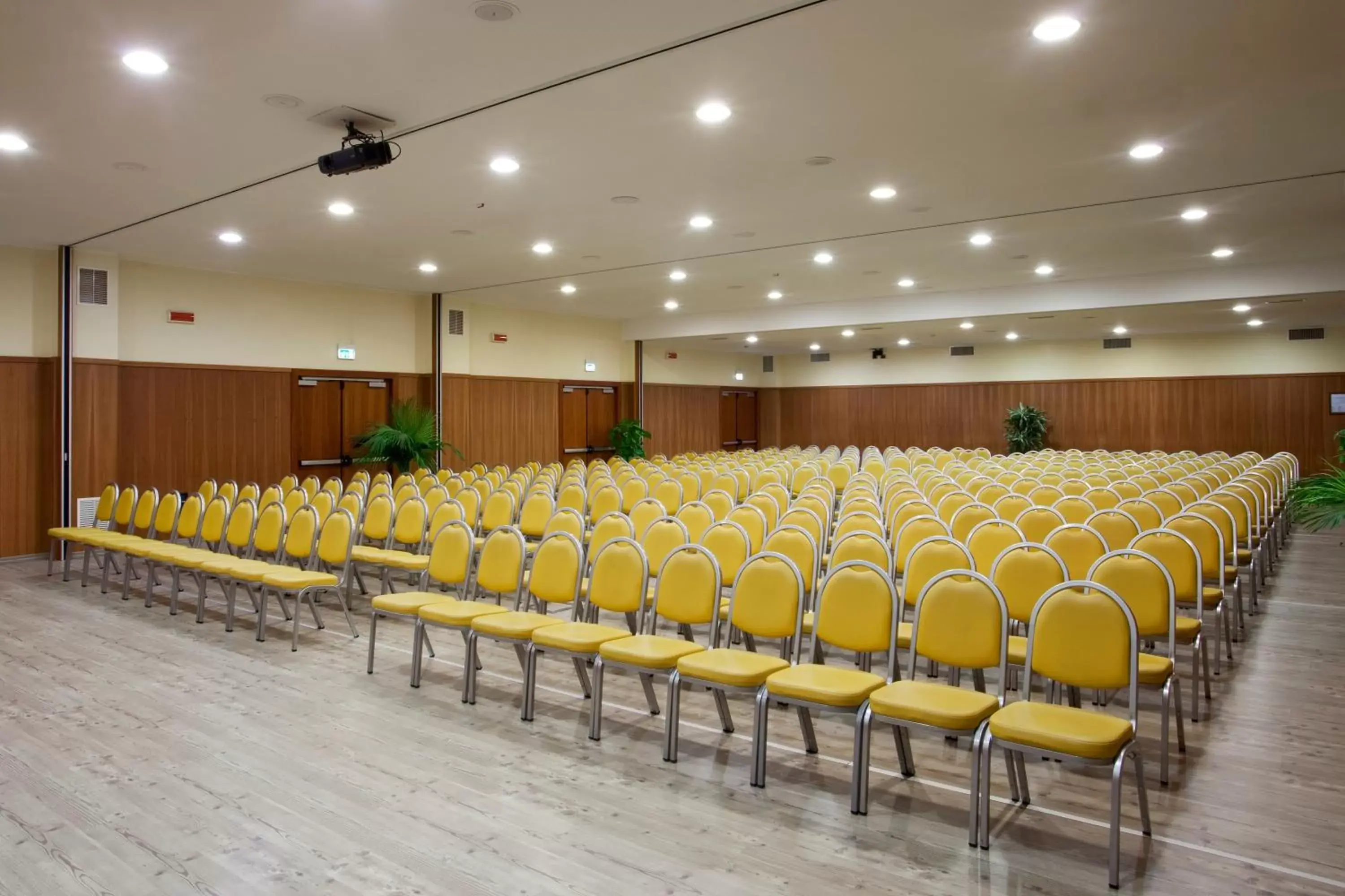 Meeting/conference room in Holiday Inn Cagliari, an IHG Hotel