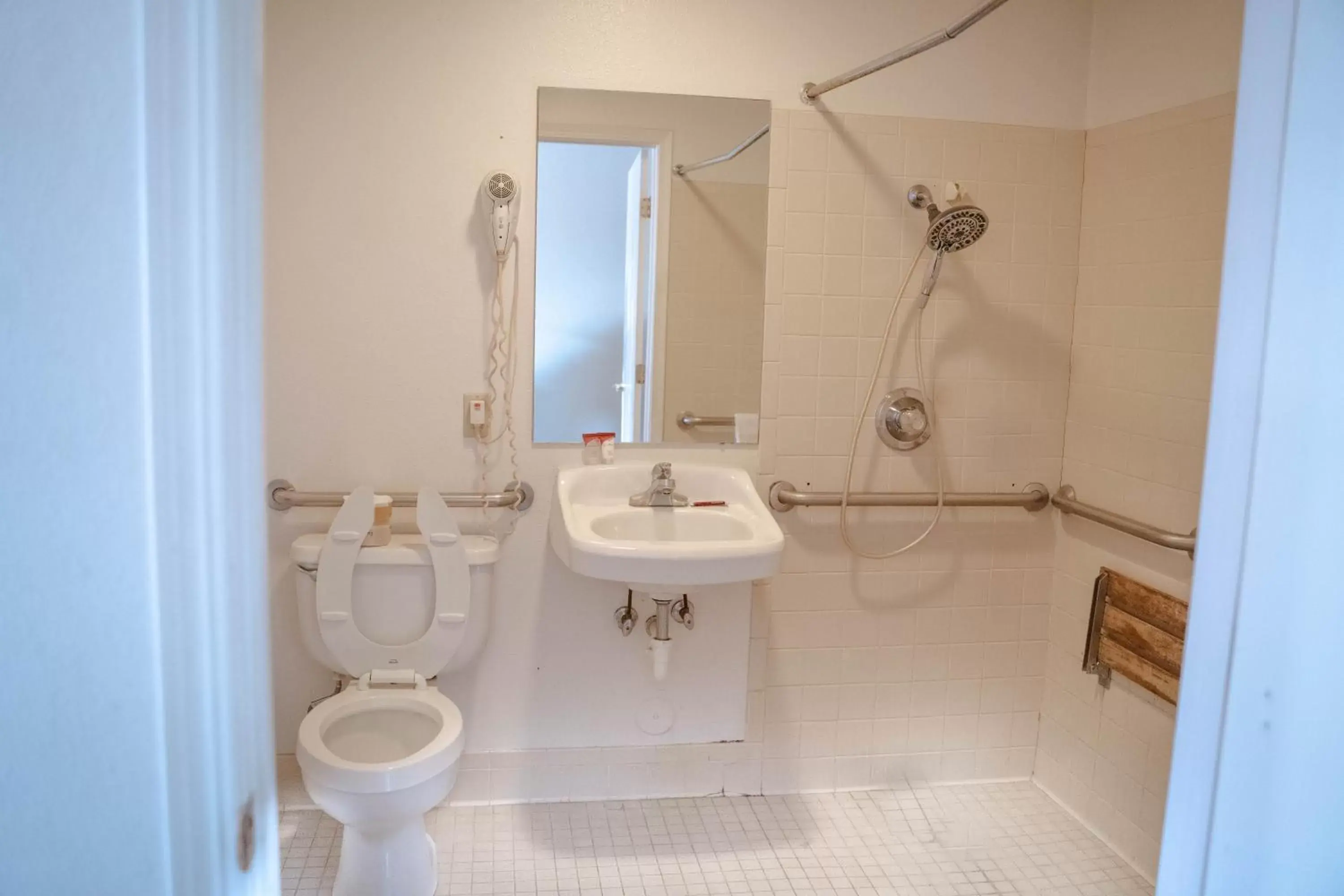 Shower, Bathroom in Haysville Express Inn