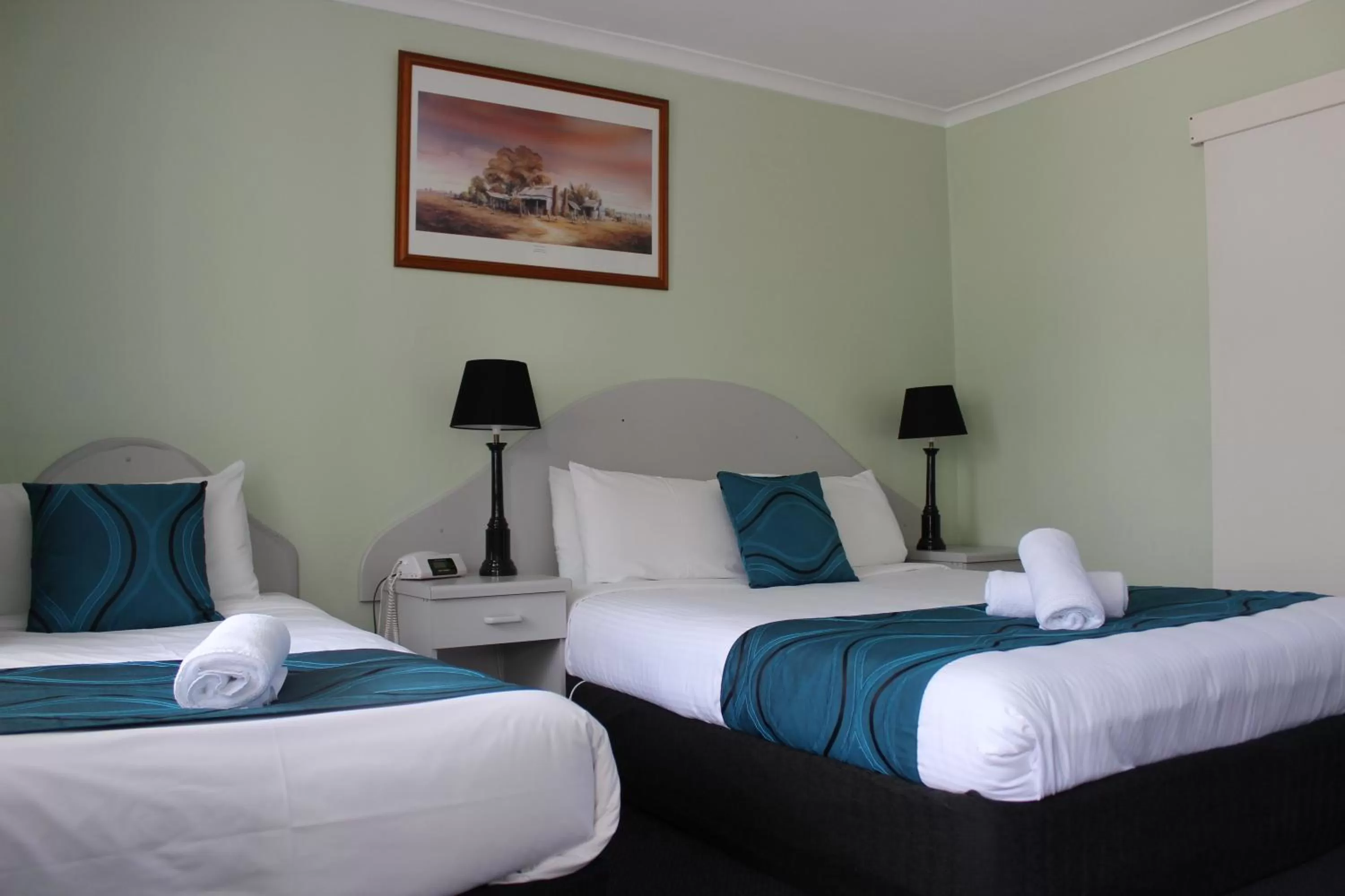 Bed in High Mountains Motor Inn