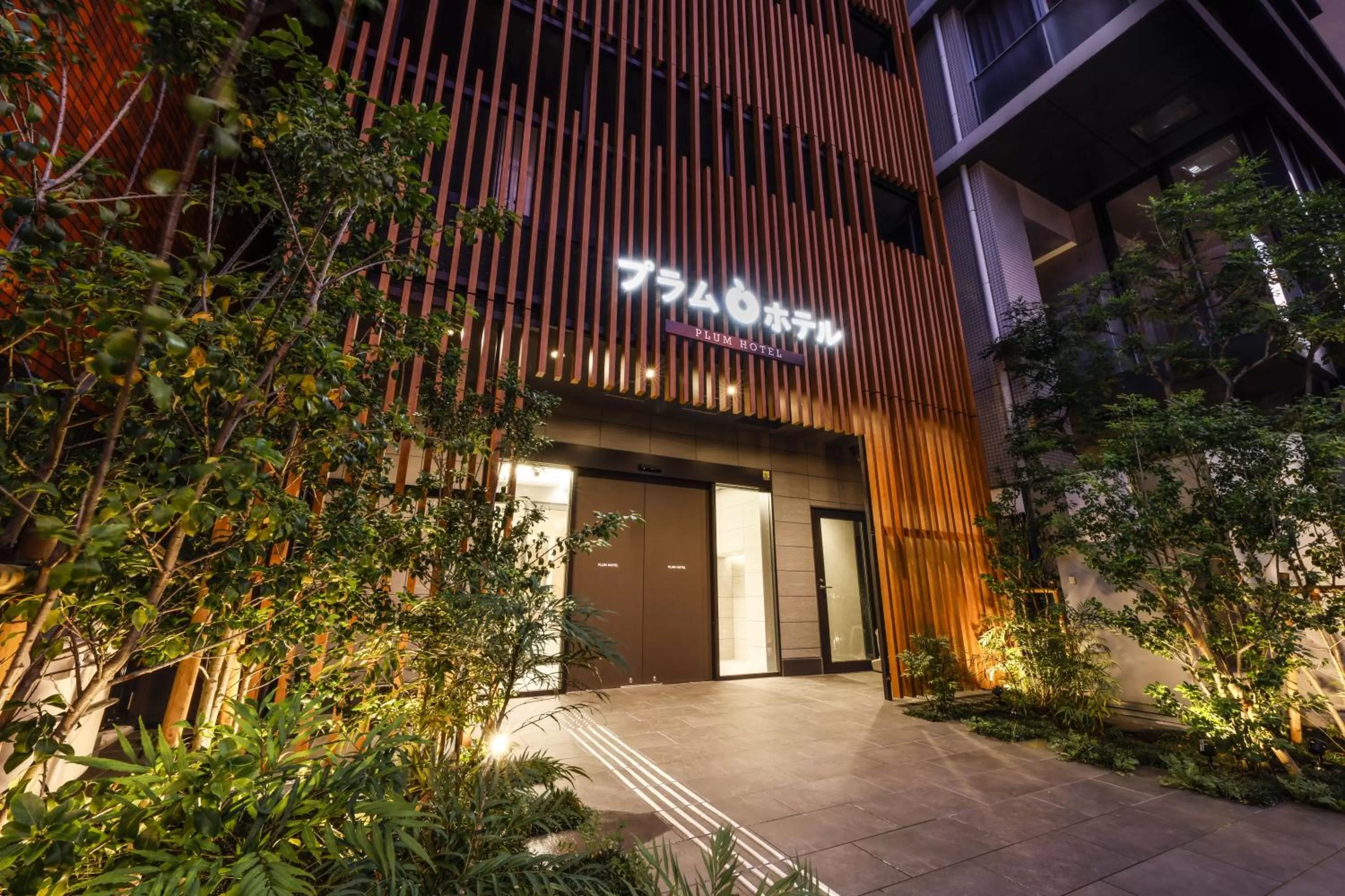 Facade/entrance in Plum Hotel