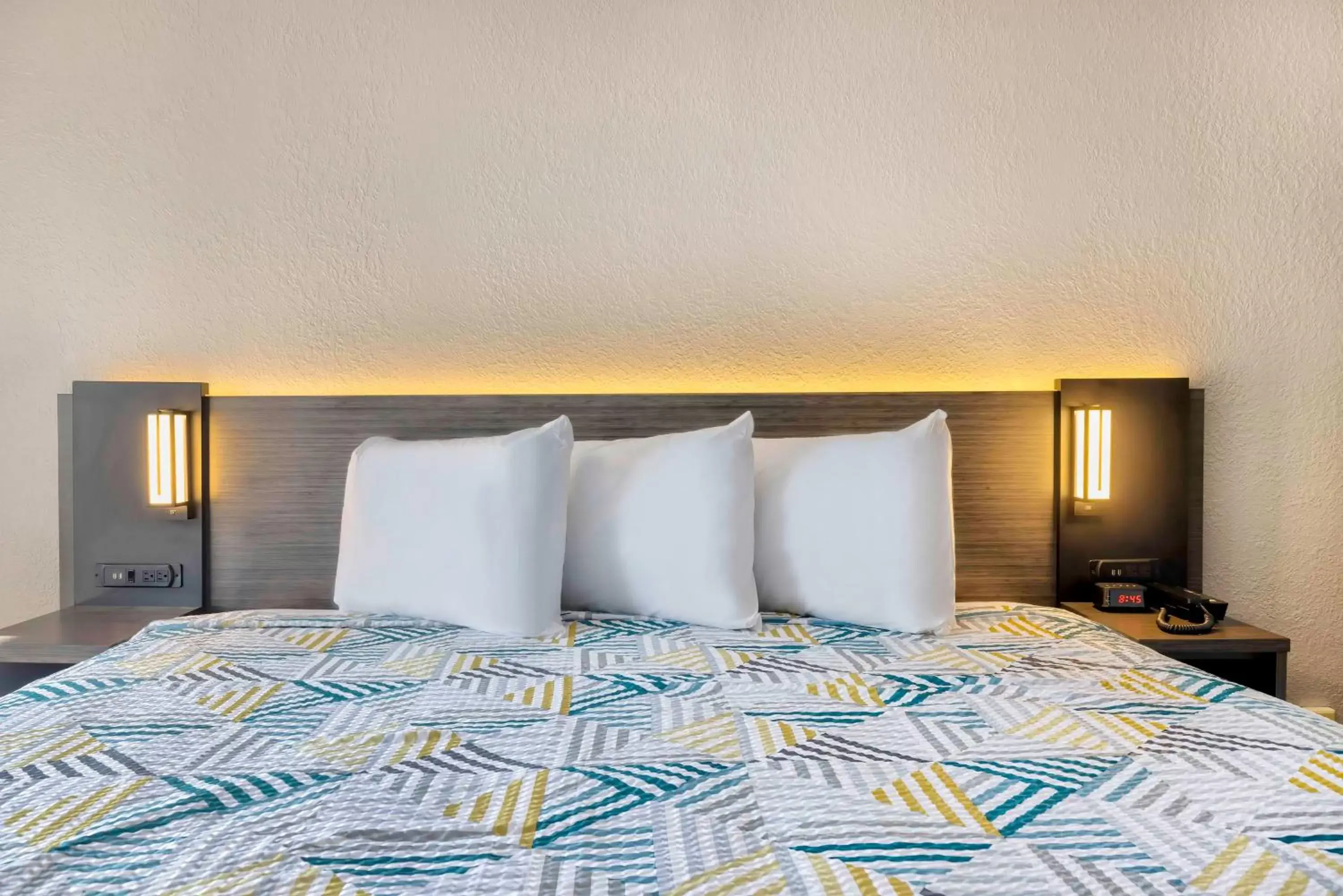 Bed in Studio 6 Effingham, IL Bed in Studio 6 Effingham, IL