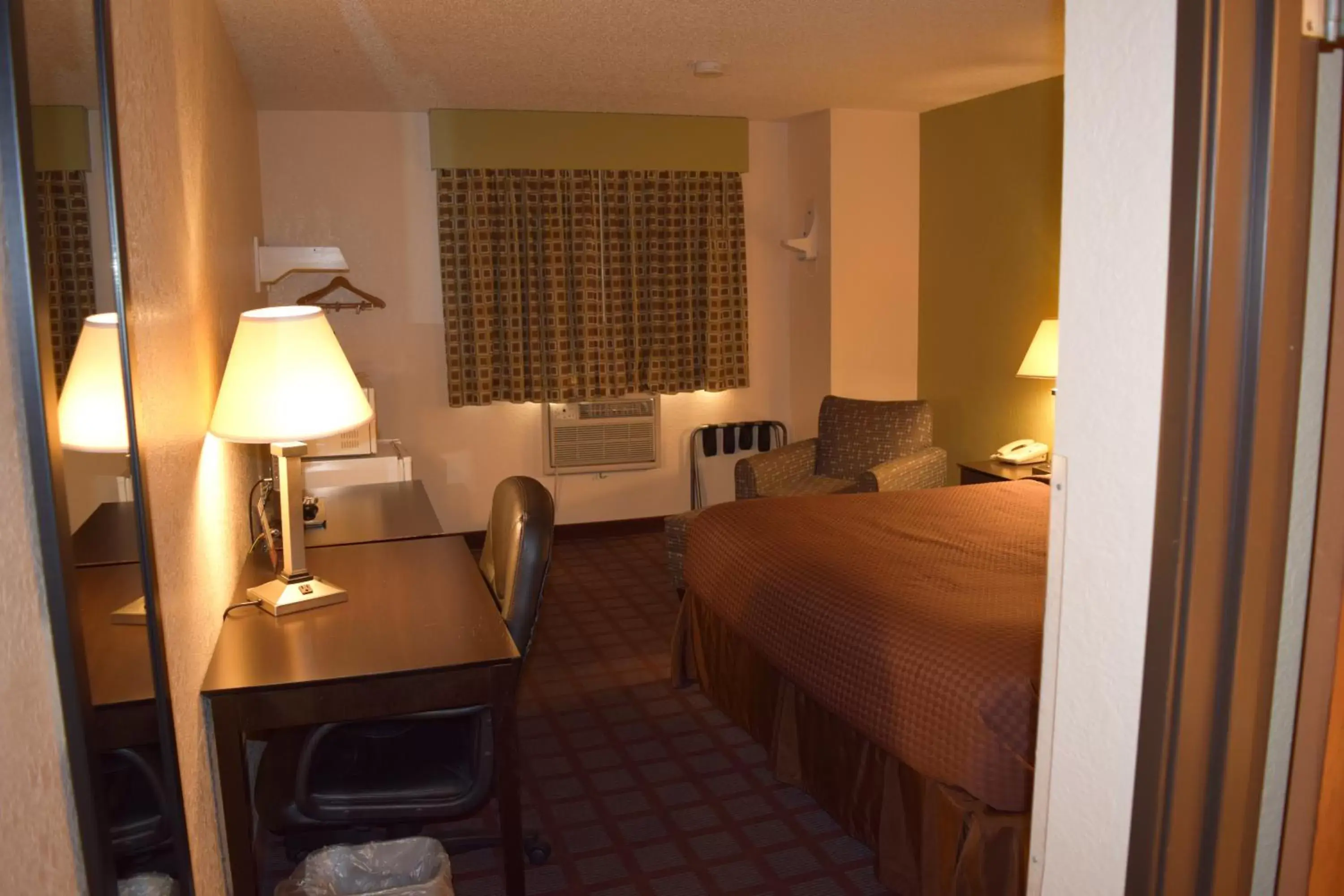 Photo of the whole room, Bed in Super 8 by Wyndham Saginaw