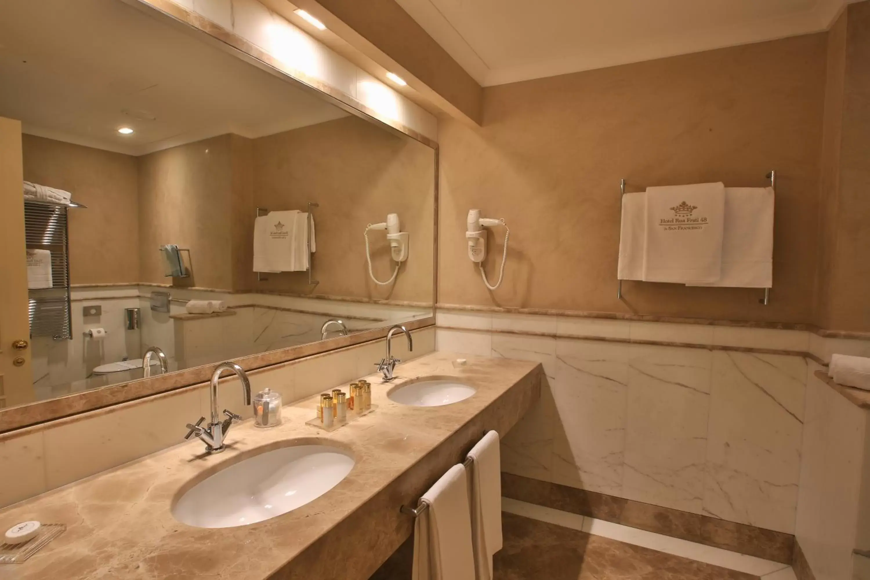 Bathroom in Hotel Rua Frati 48 in San Francesco
