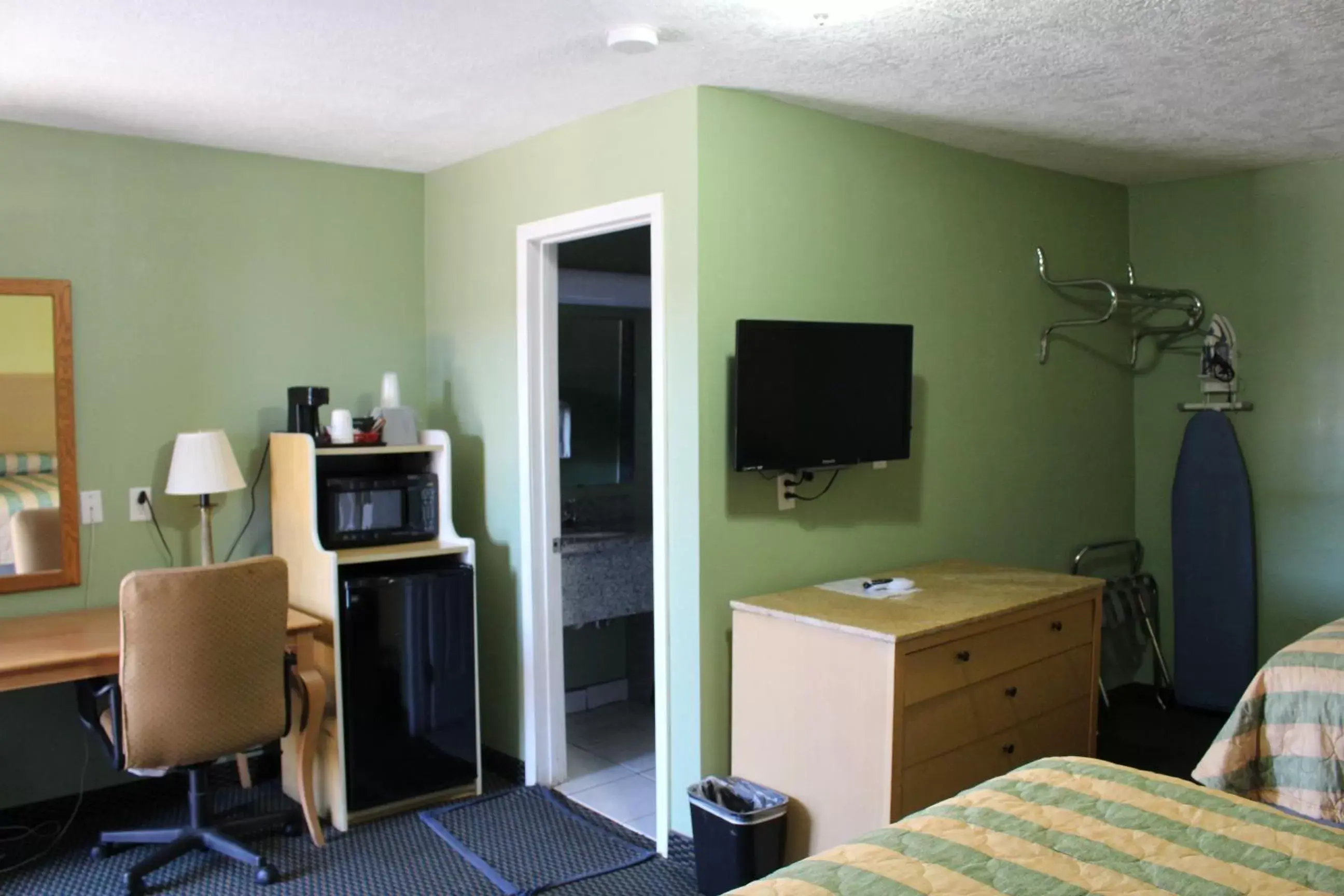 TV/Entertainment Center in Deluxe Inn Fort Stockton