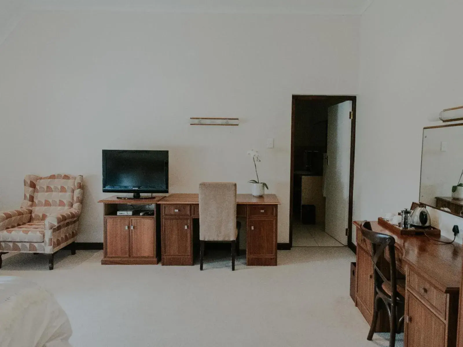 Bedroom, TV/Entertainment Center in Cana Vineyard Guesthouse