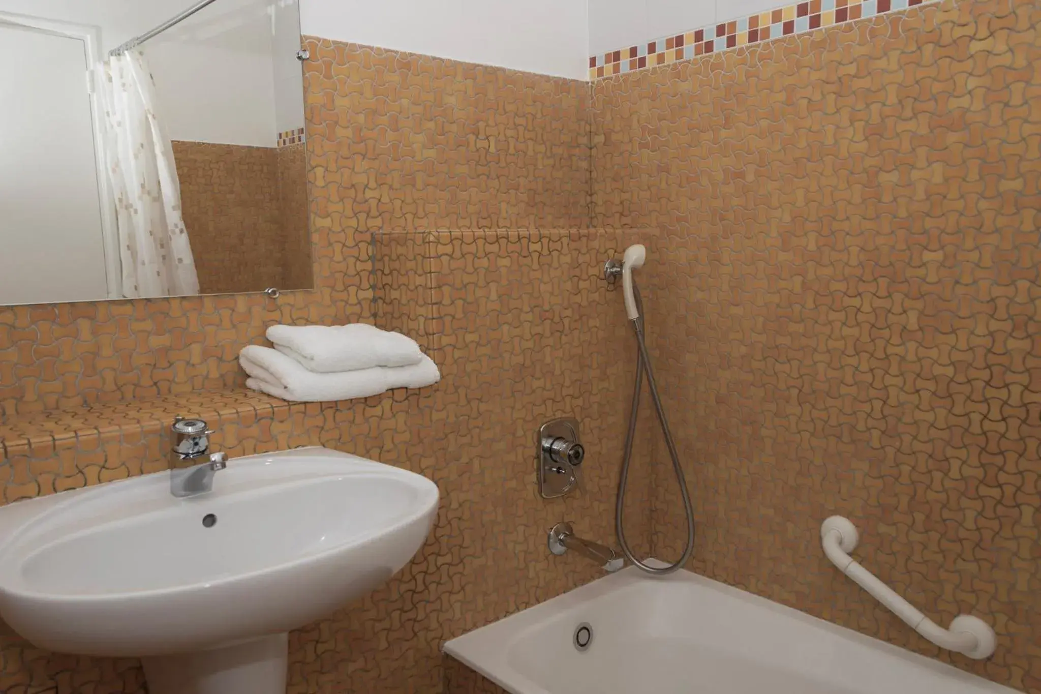 Bathroom in Cit'Hotel Aéro-Hotel