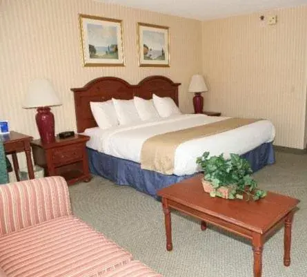 Photo of the whole room, Bed in Baymont by Wyndham Kalamazoo West