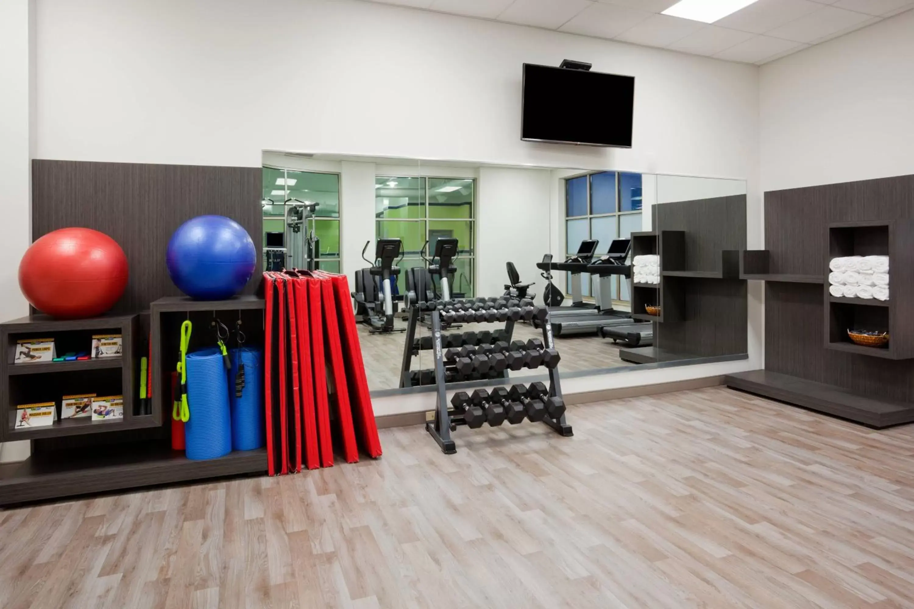 Fitness centre/facilities in Sheraton St Paul Woodbury Hotel