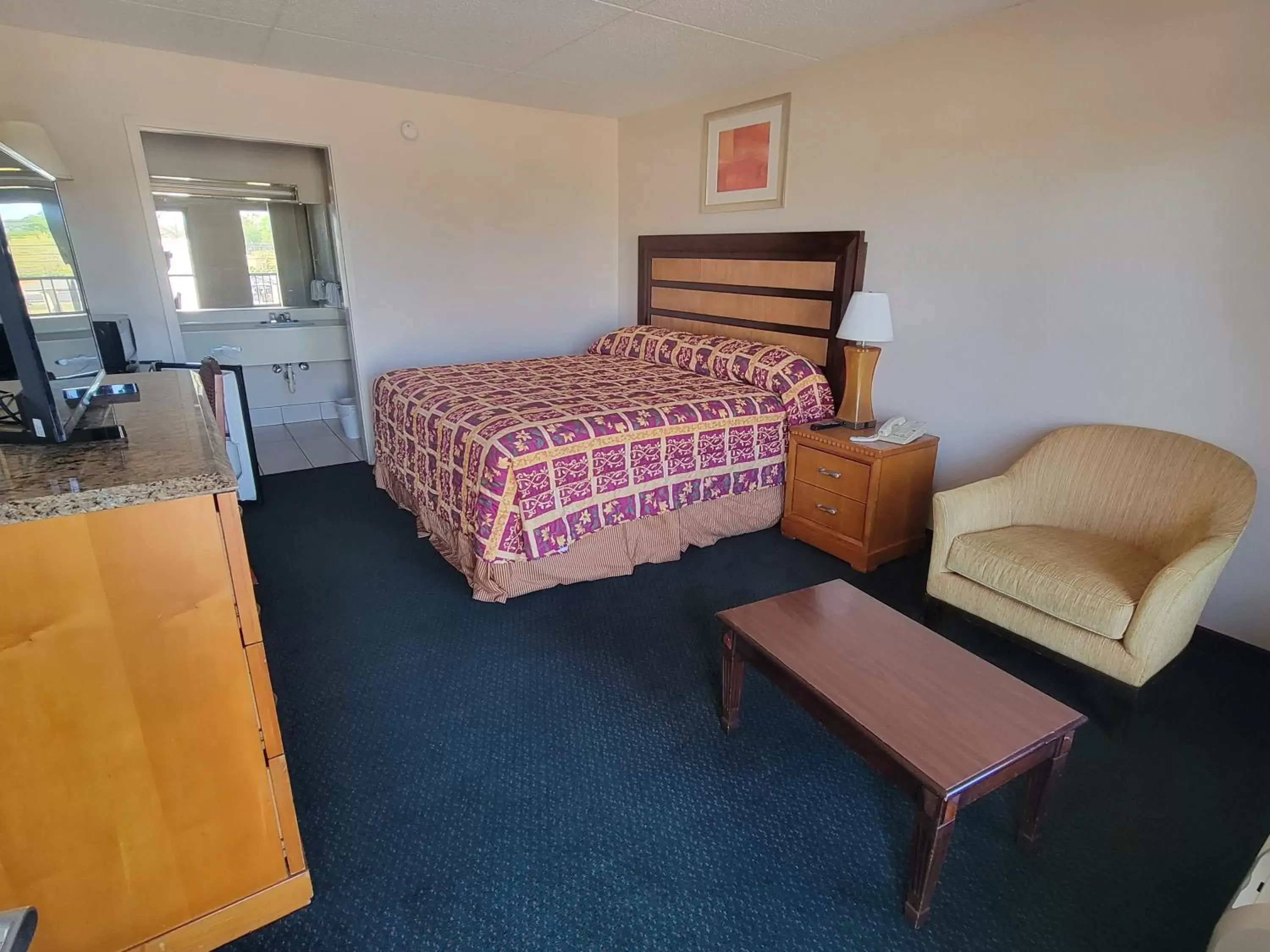 King Room - No Smoking in Studio 9 Inn & Suites King Room - No Smoking in Studio 9 Inn & Suites