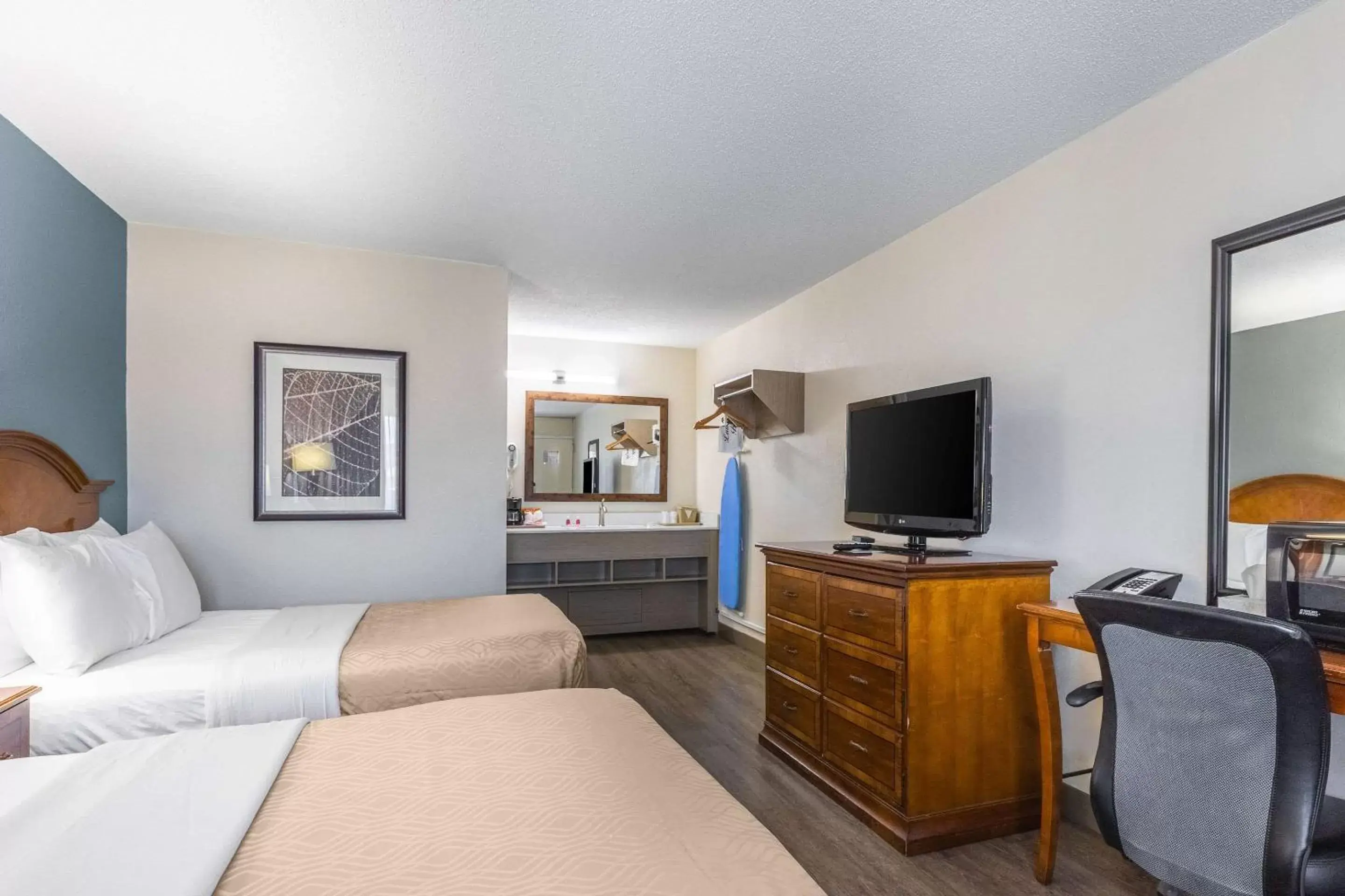 Photo of the whole room, TV/Entertainment Center in Econo Lodge Middlesboro