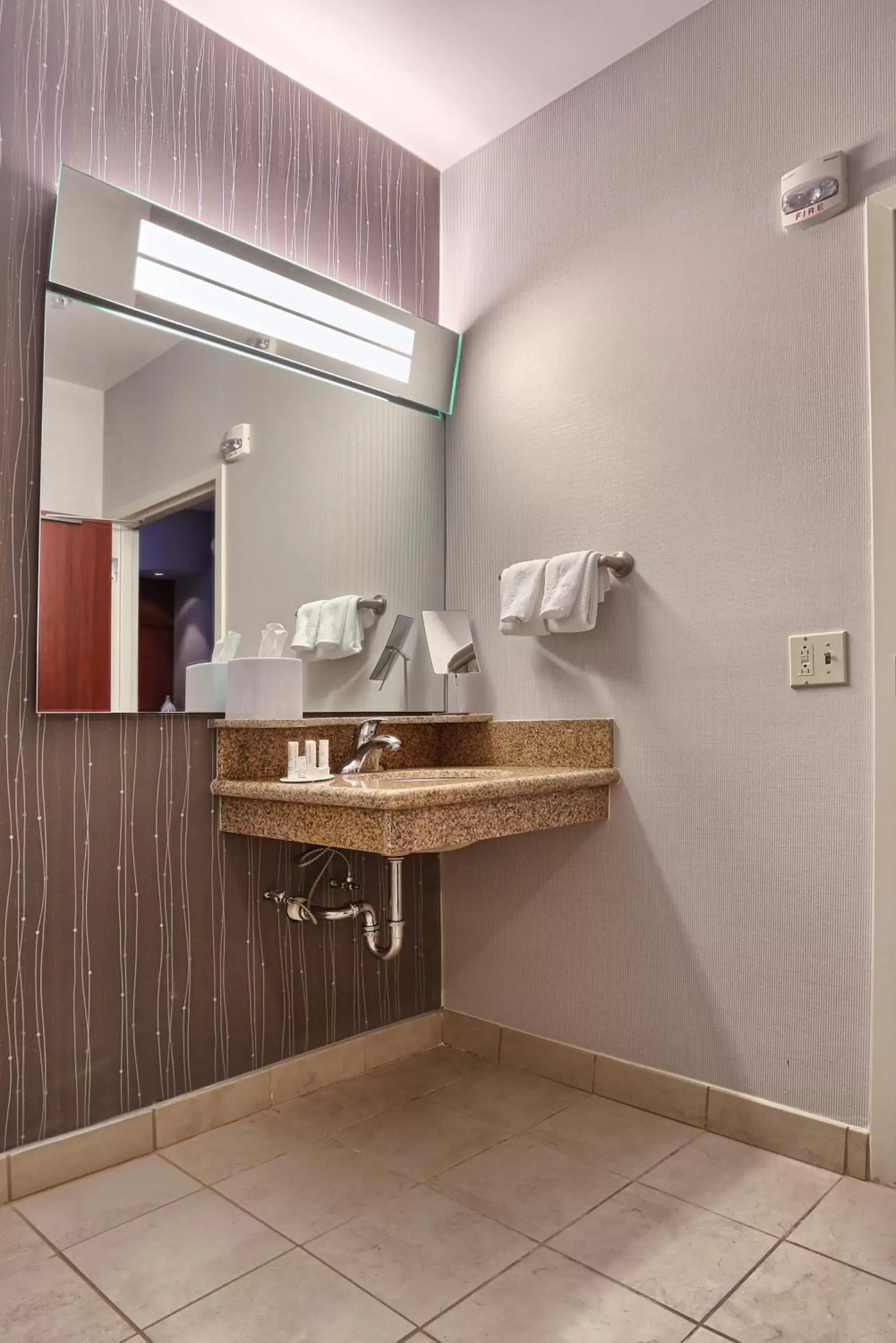 Bathroom in Courtyard by Marriott Harrisburg West/Mechanicsburg