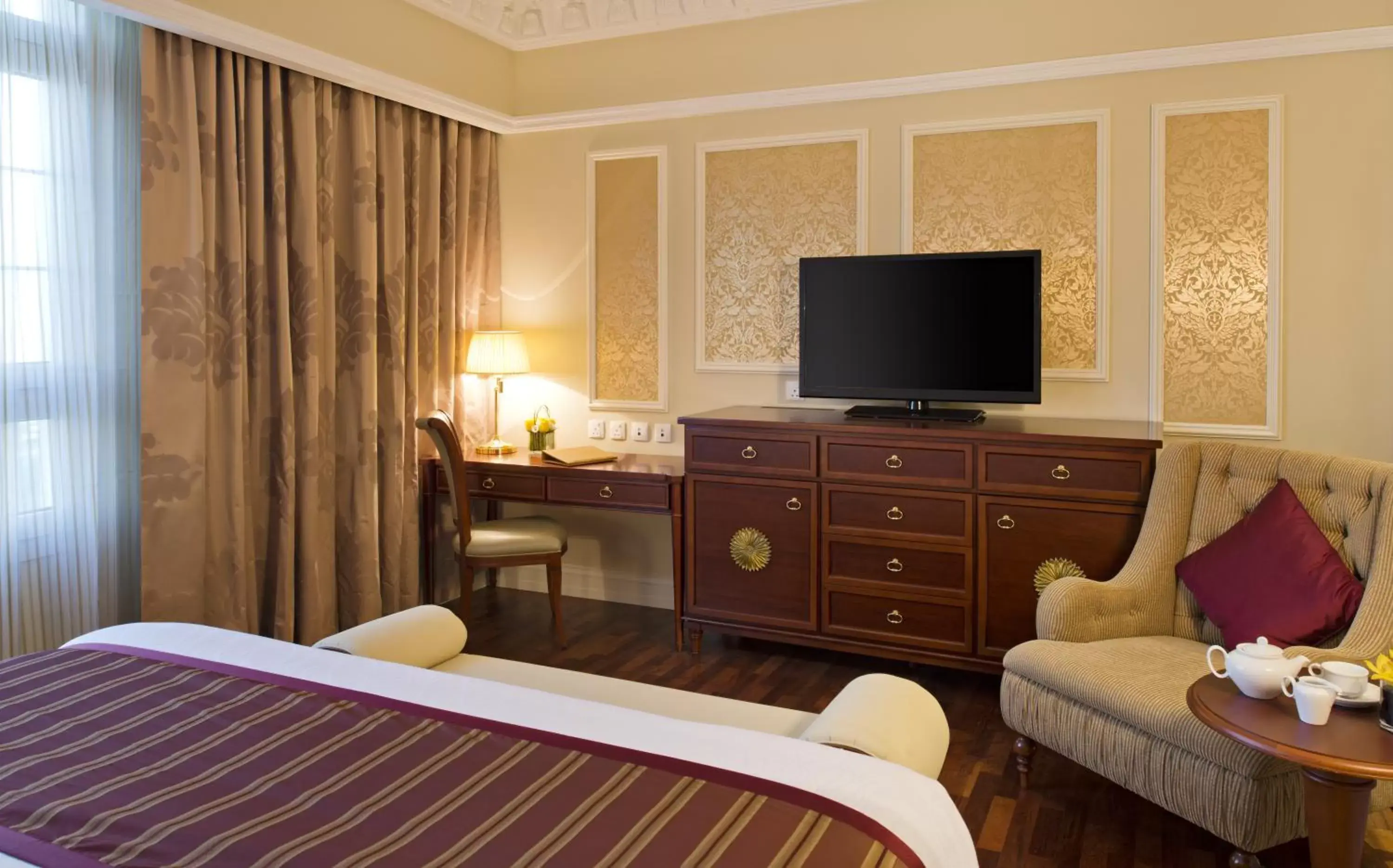 Bed, TV/Entertainment Center in Warwick Doha