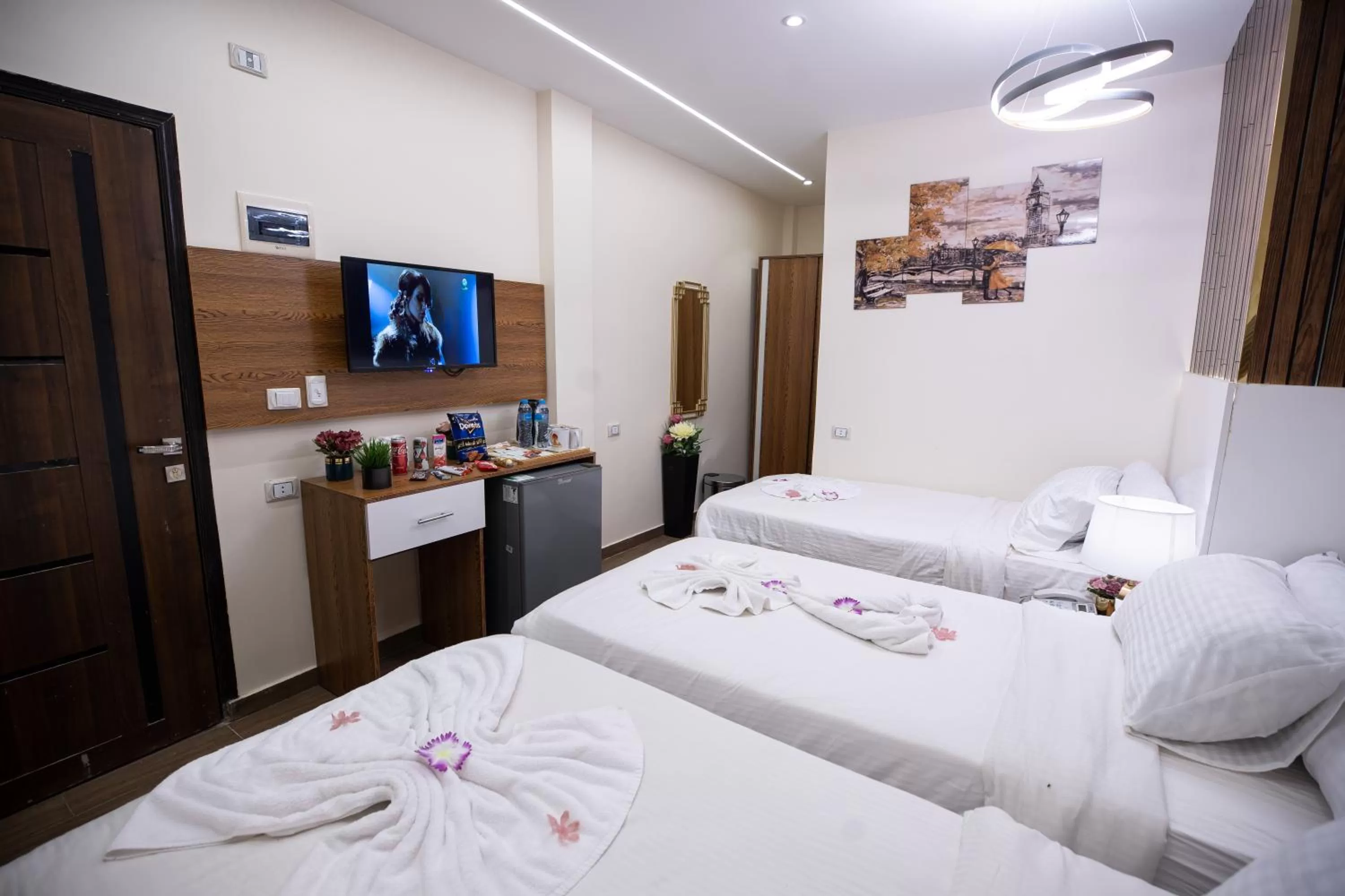 Bedroom, Bed in PANORAMA view pyramids