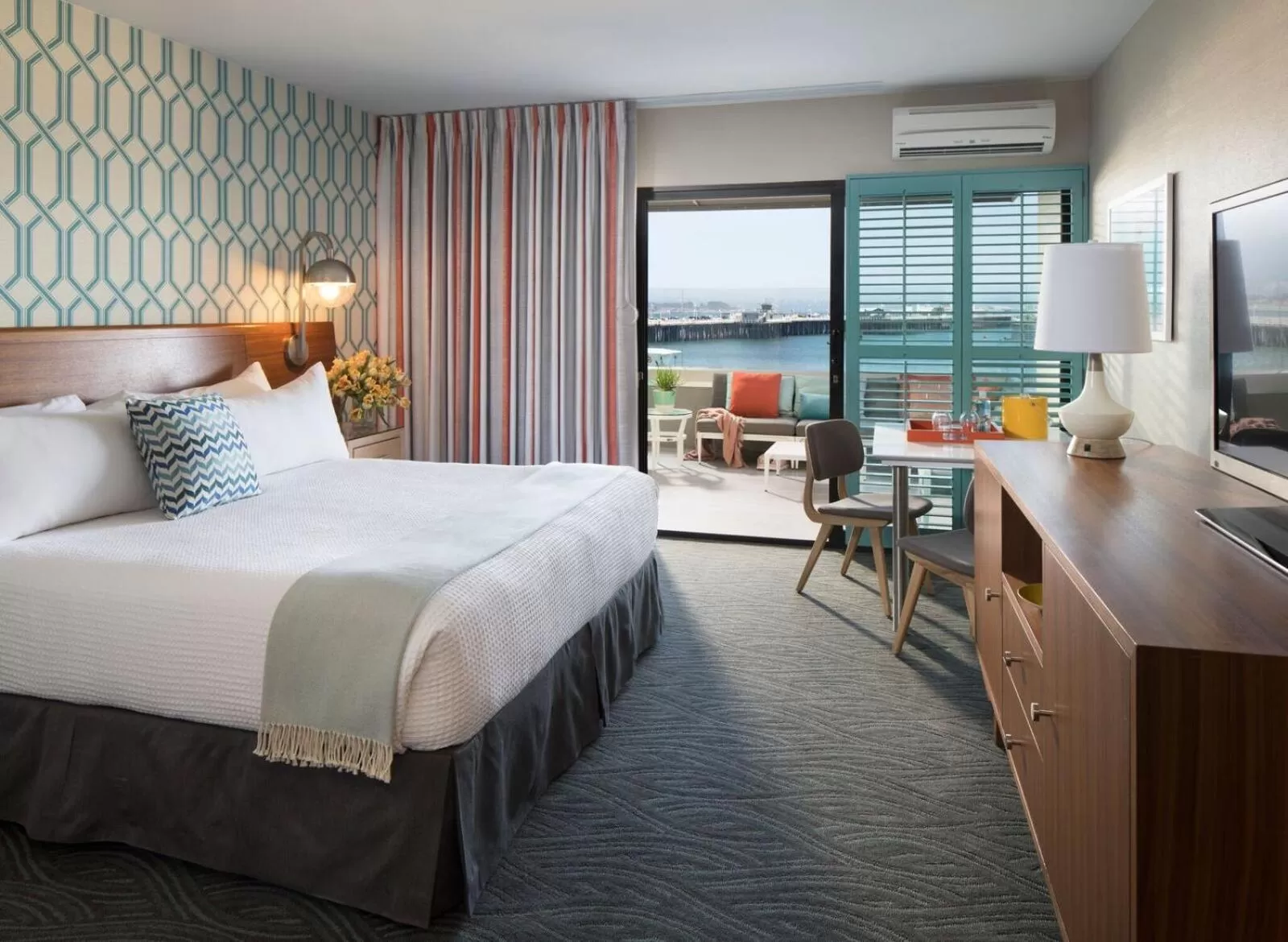 Photo of the whole room, Bed in Dream Inn Santa Cruz