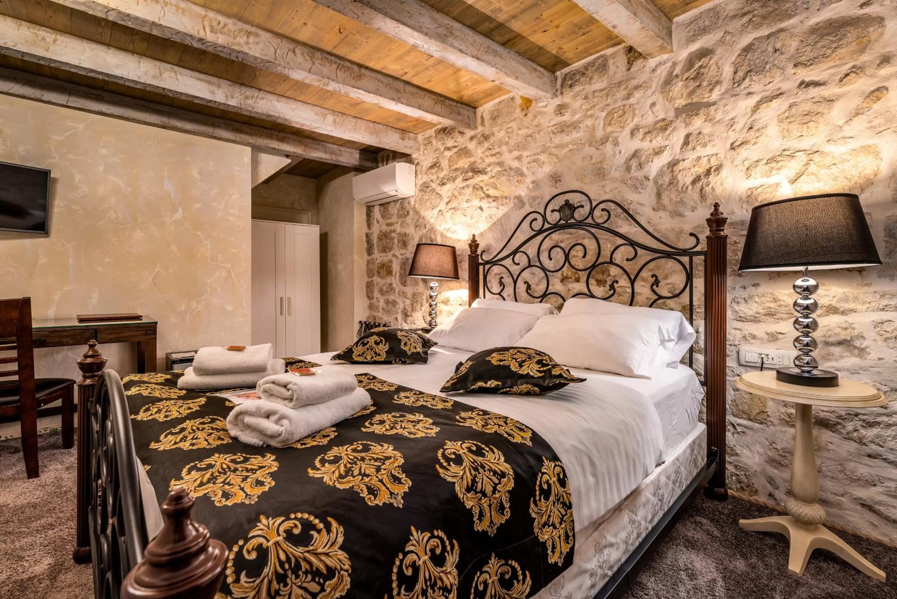Bed in Heritage Palace Varos - MAG Quaint & Elegant Boutique Hotels