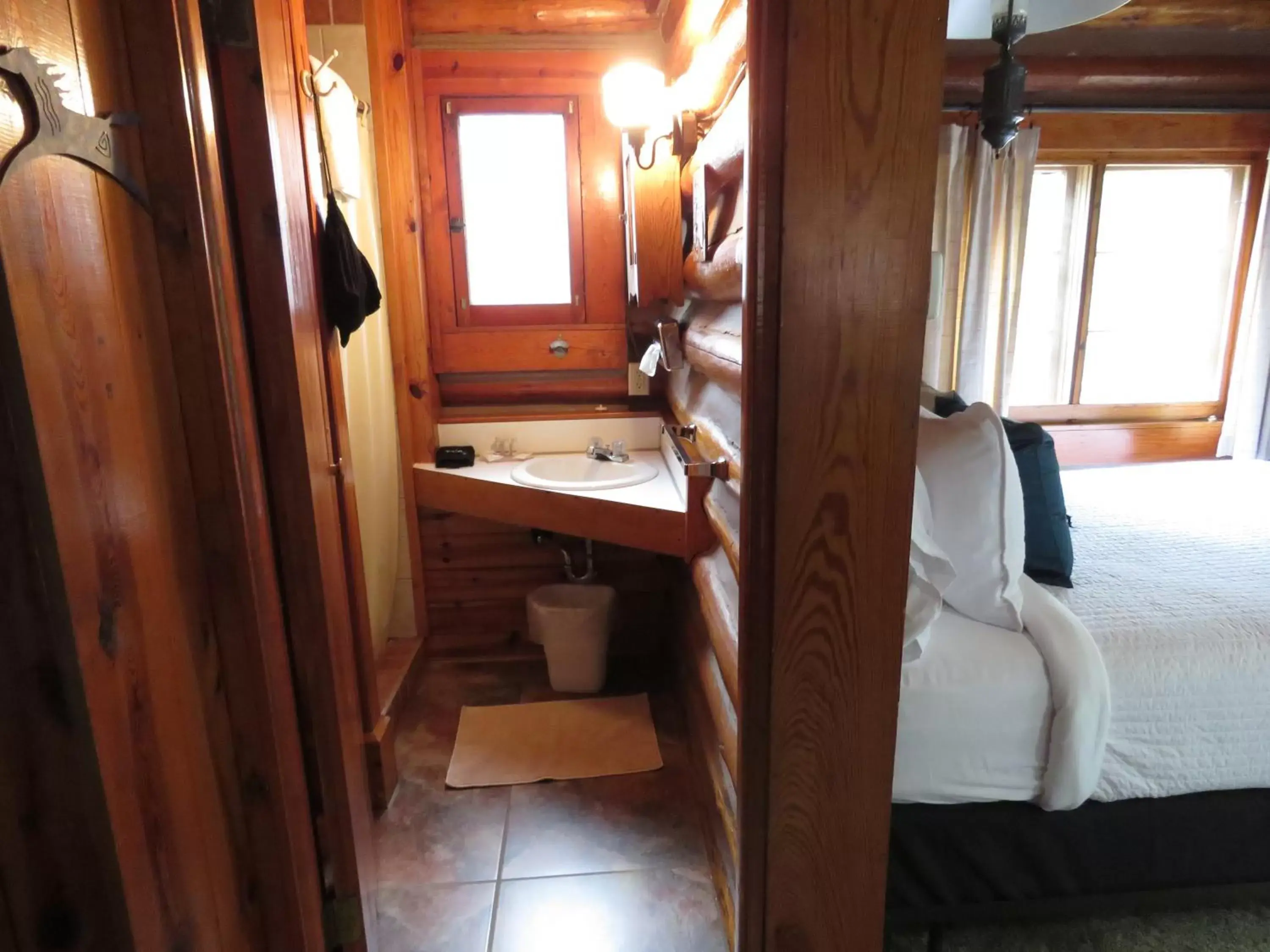 Shower, Bed in Tall Pines Inn