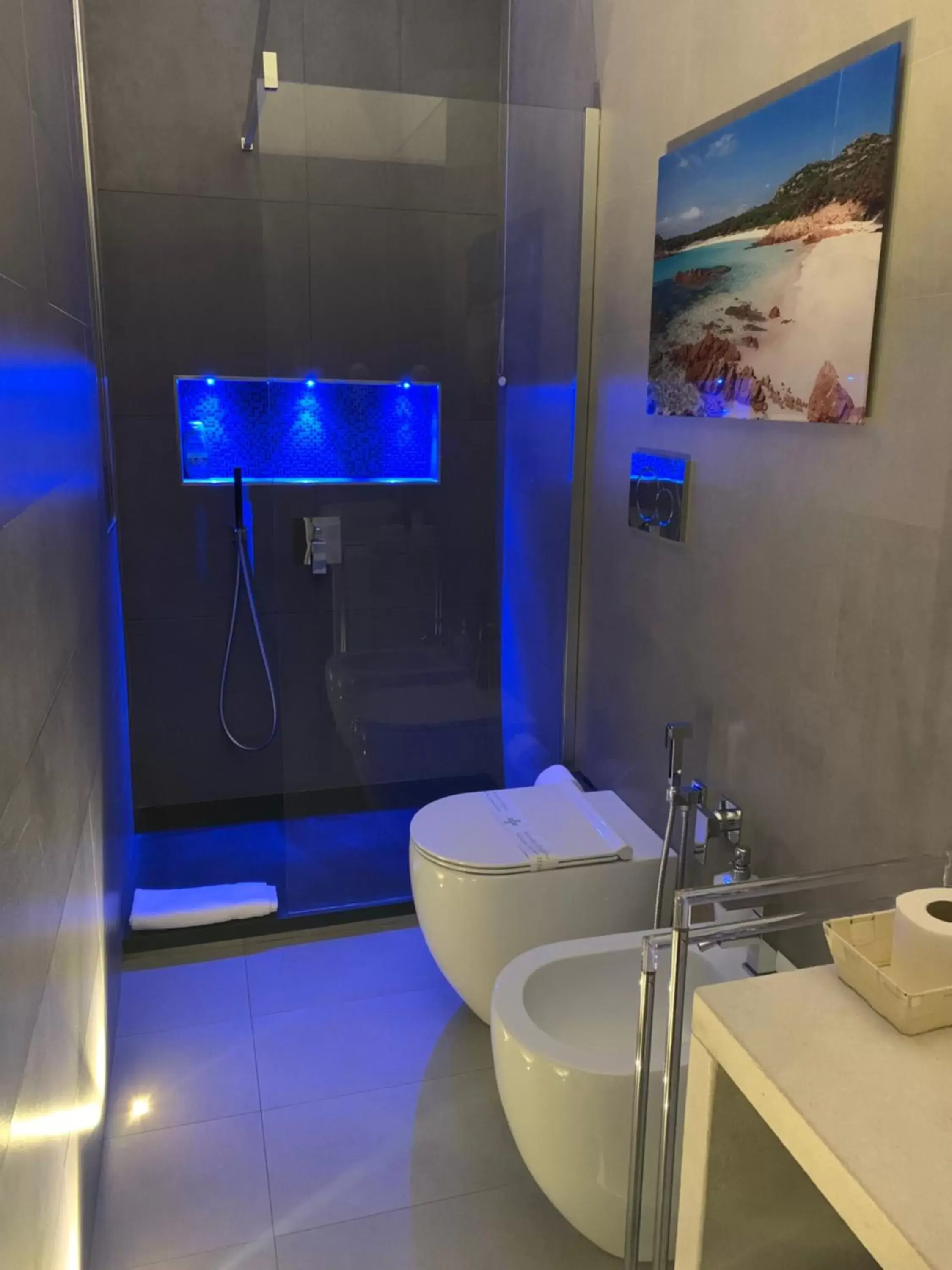 Bathroom in C&O' luxury suite