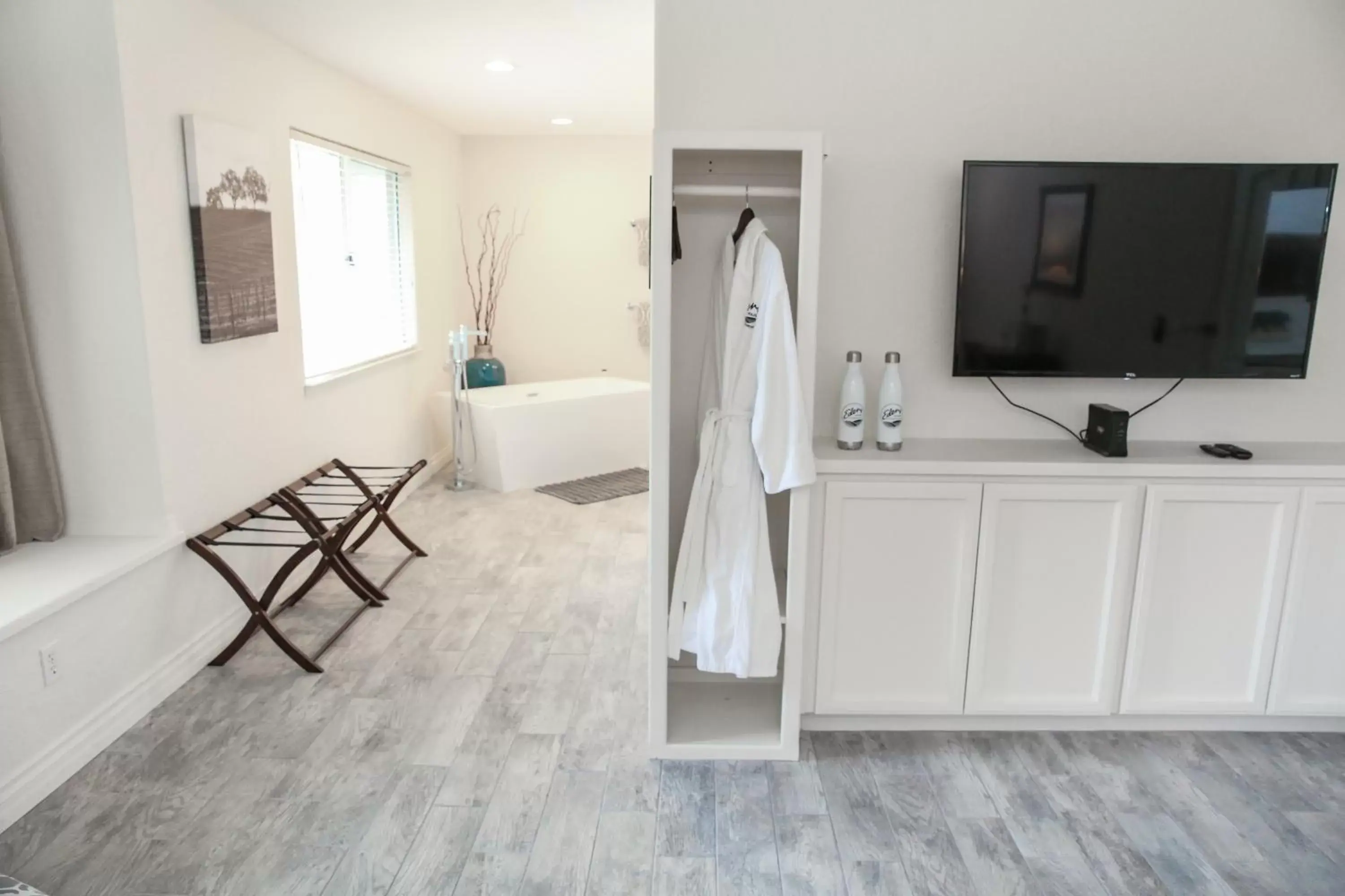 Bathroom, TV/Entertainment Center in The Eden House Vineyard