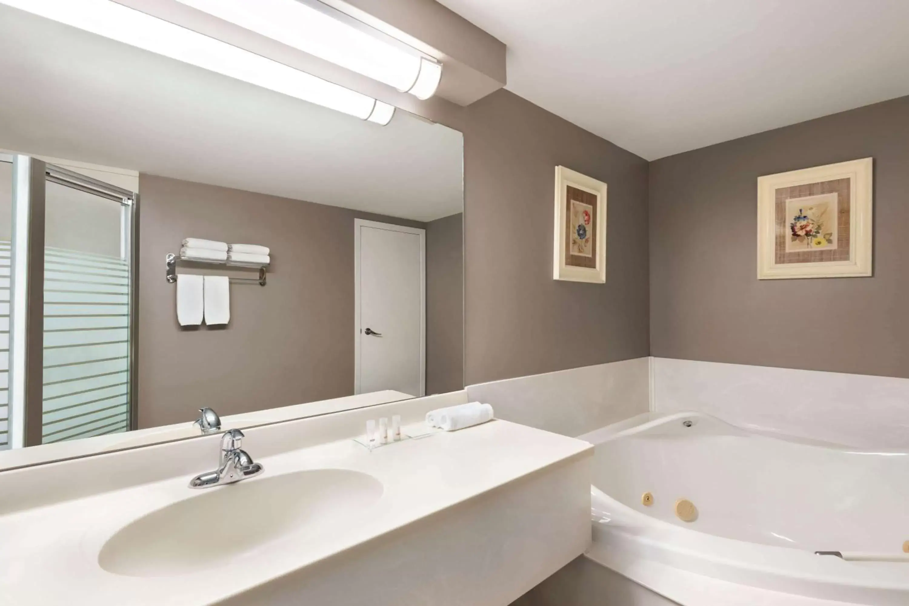 Photo of the whole room, Bathroom in Royal Hotel Regina, Trademark Collection by Wyndham