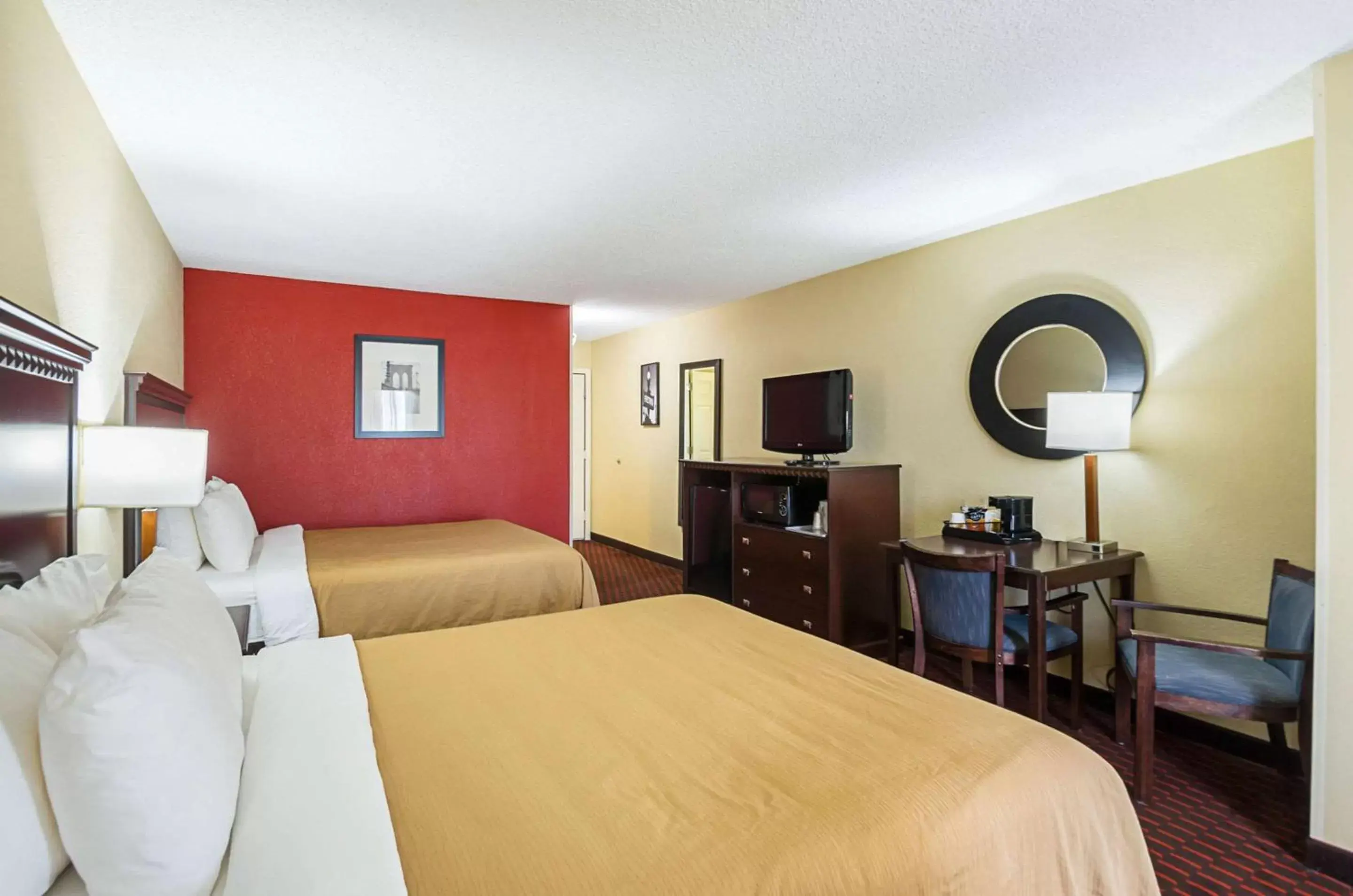 Photo of the whole room, Bed in Quality Inn & Suites Hagerstown