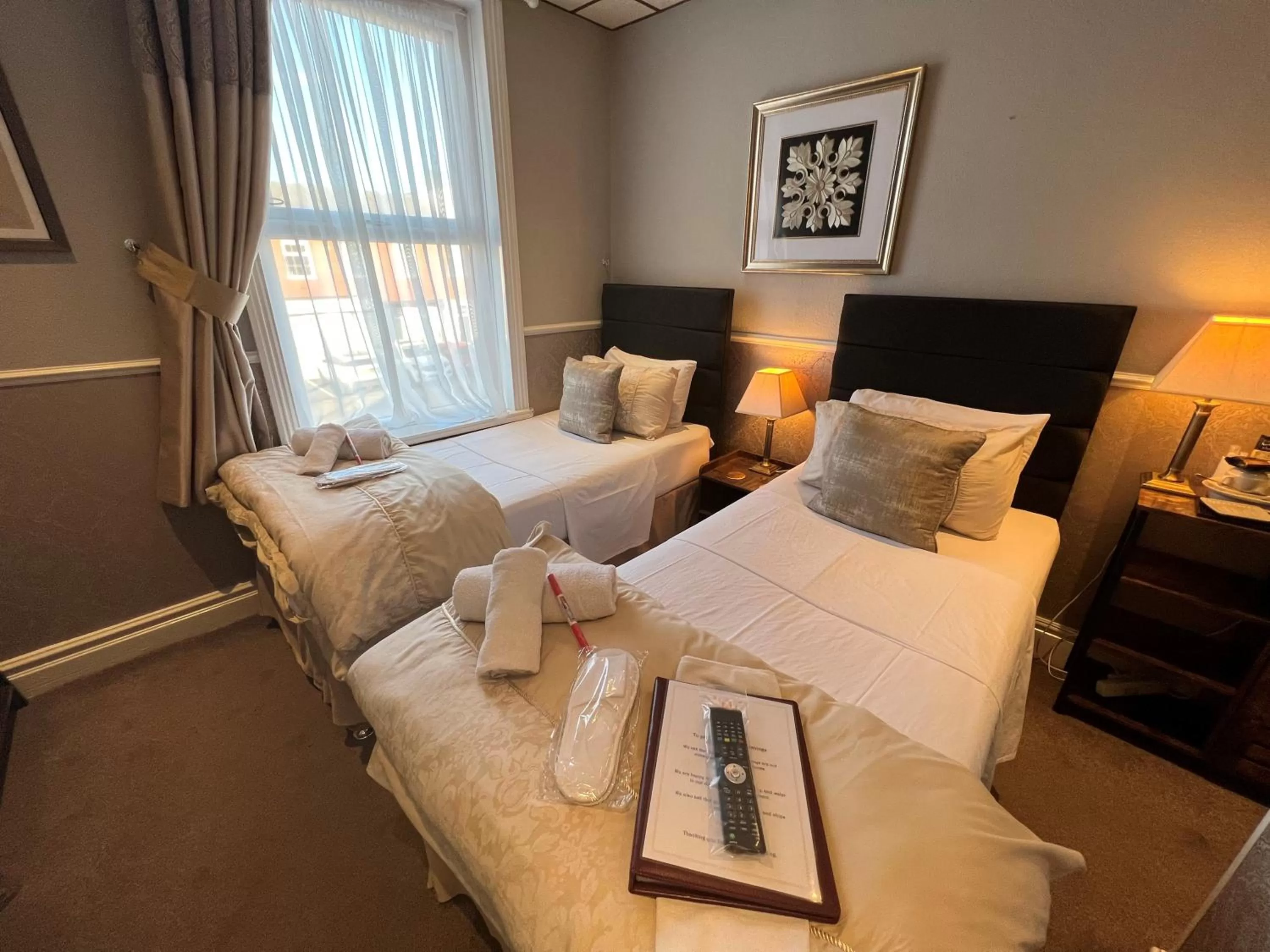 Photo of the whole room, Bed in Raffles Hotel