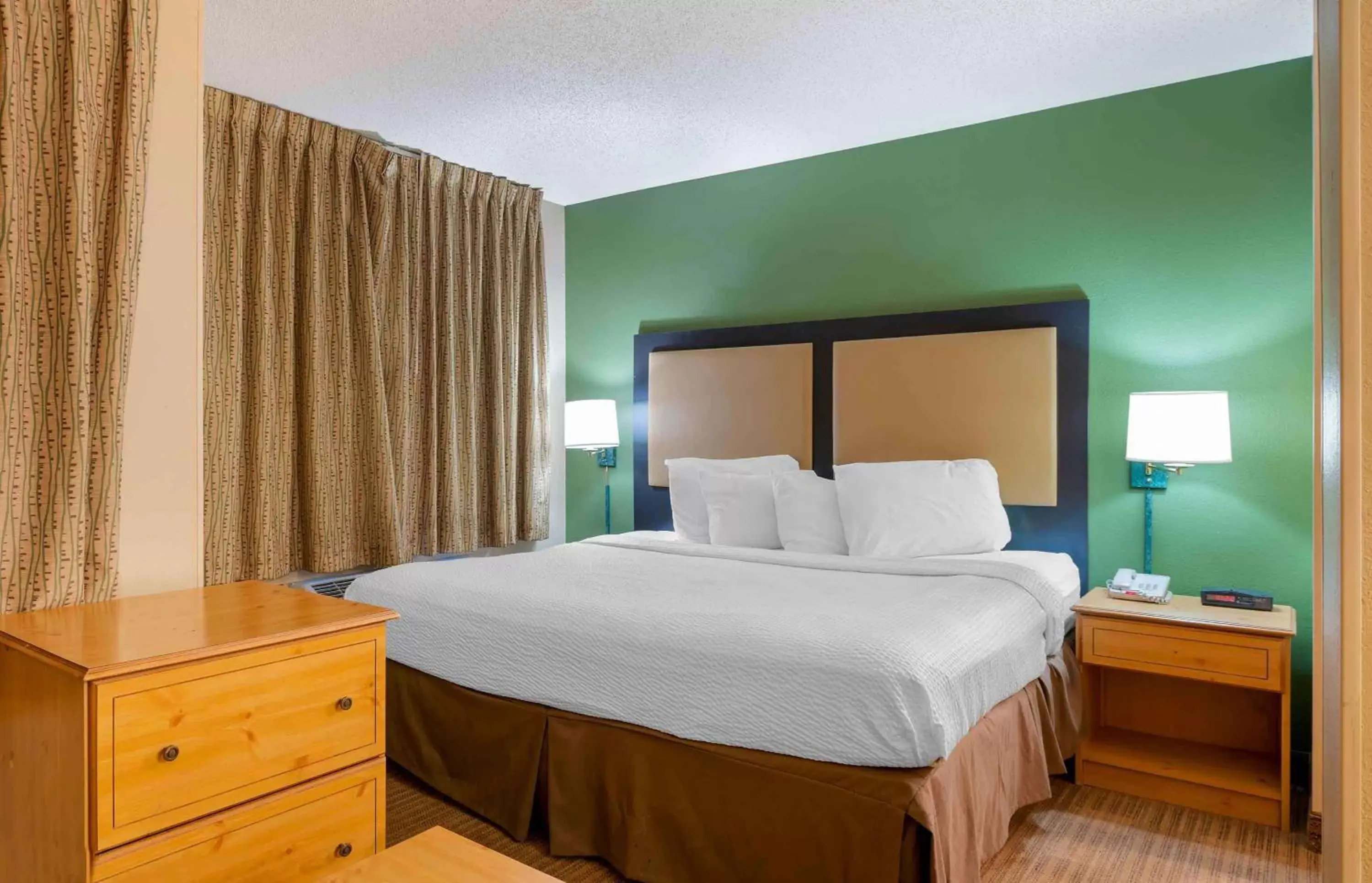 Bedroom, Bed in Extended Stay America Suites - Chicago - Schaumburg - Convention Center