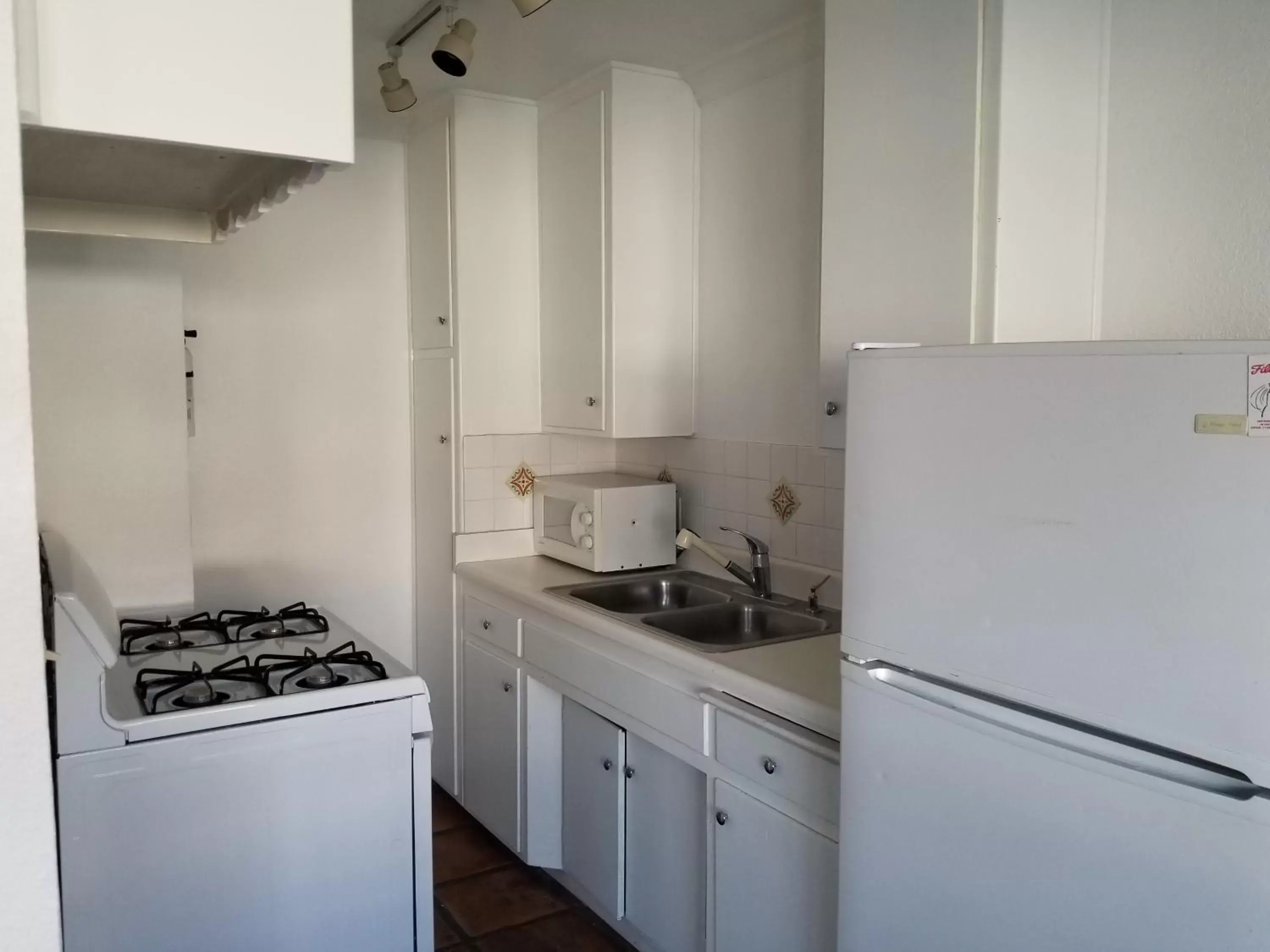 Kitchen/Kitchenette in Sand Castle Inn