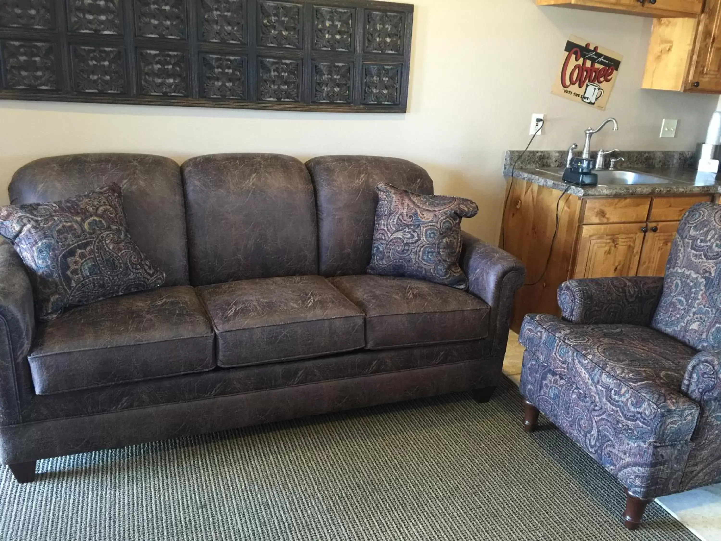 Kitchen or kitchenette, Seating Area in The Lodge on Route 66