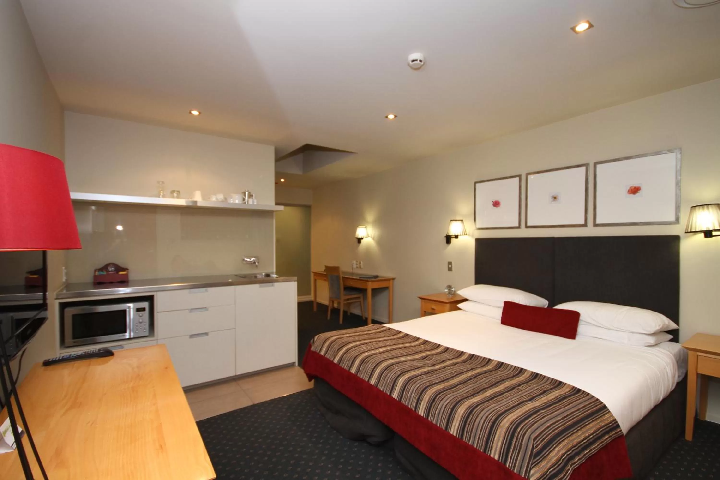 Dining area, Bed in Bentleys Motor Inn