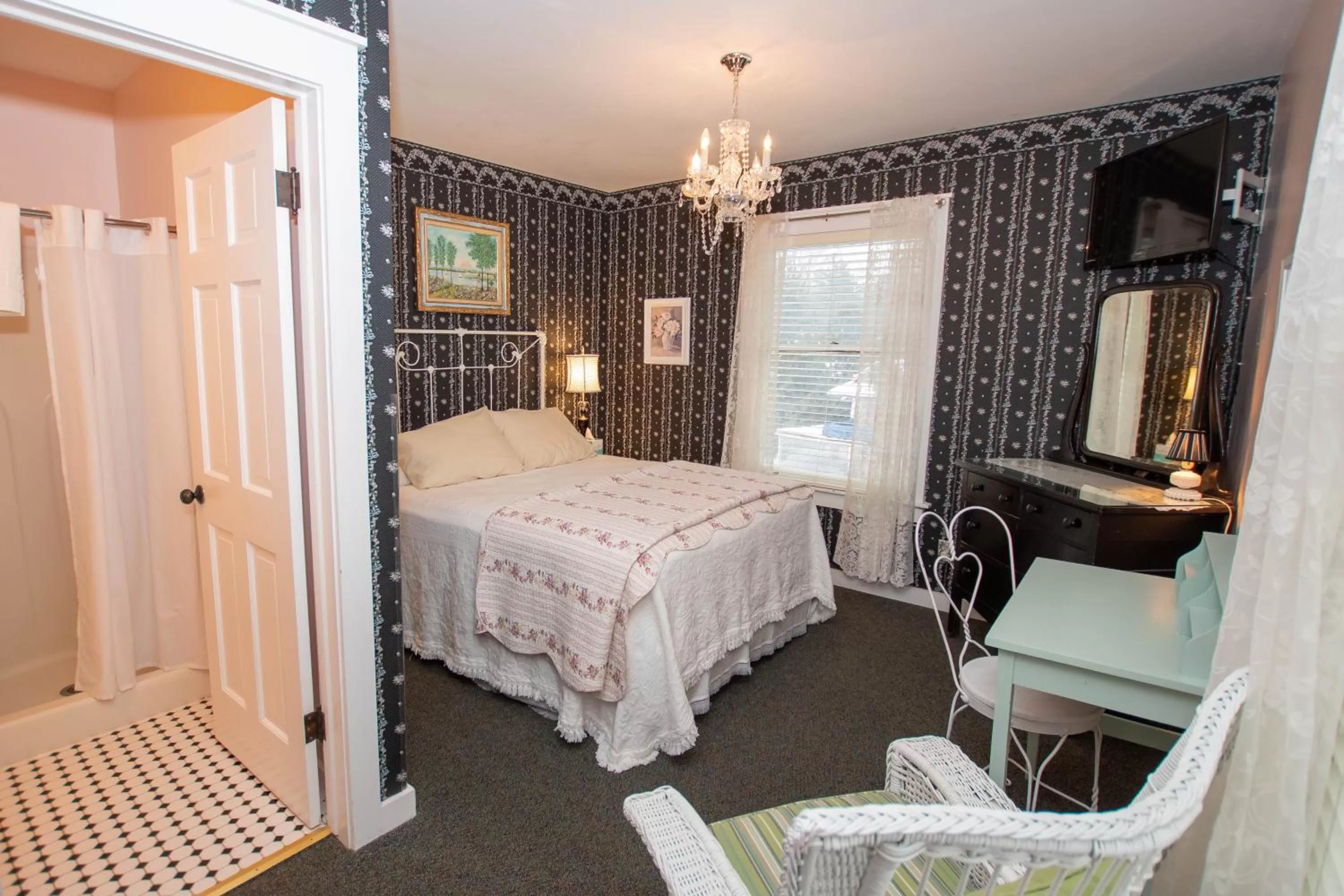 Bed in Terrace Inn and 1911 Restaurant