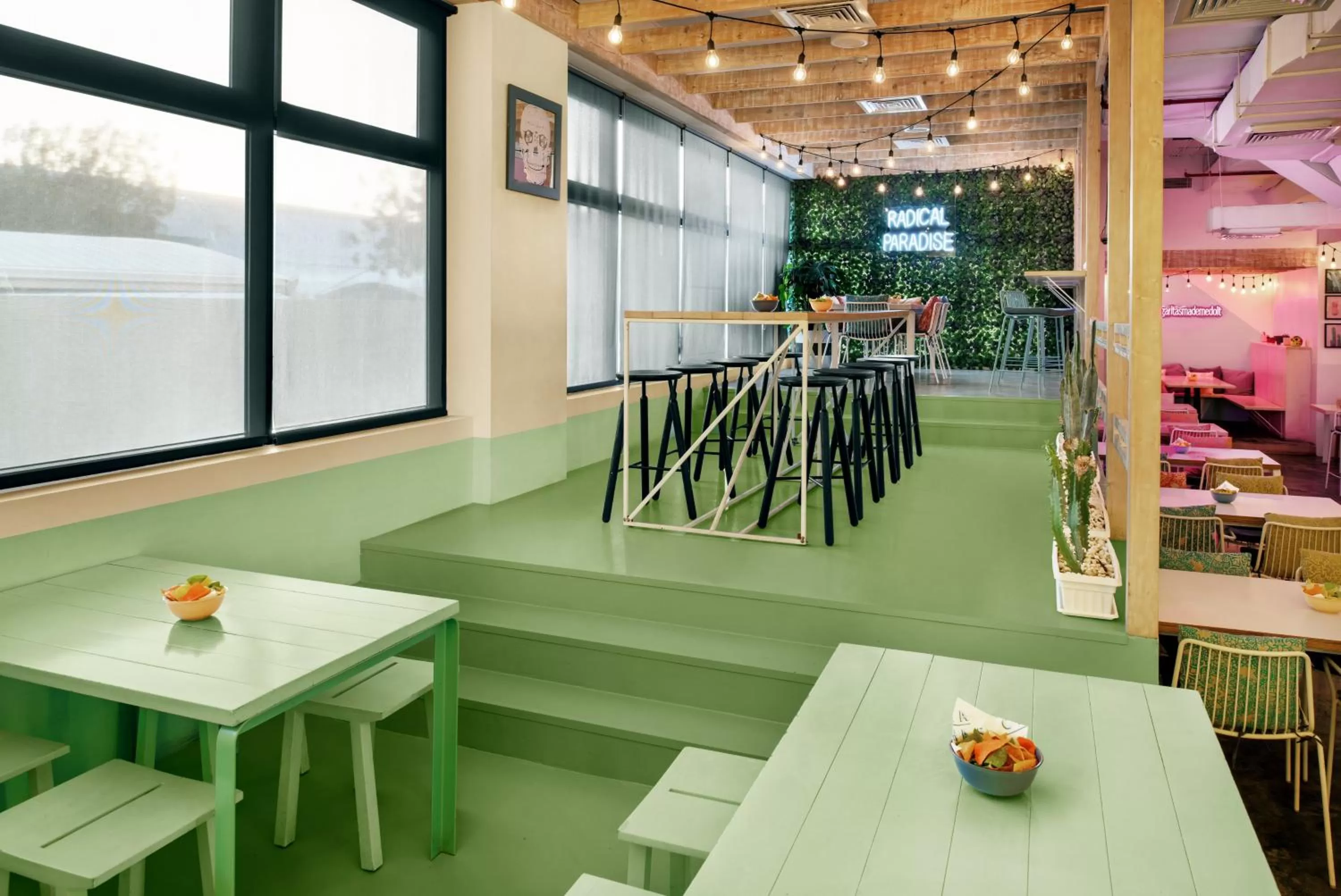 Restaurant/places to eat in Holiday Inn Express Dubai Safa Park by IHG