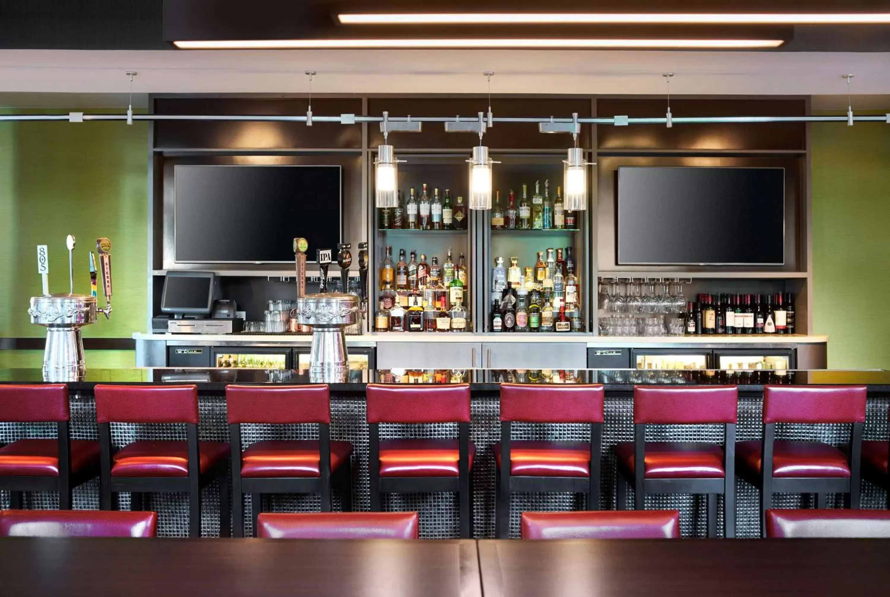 Lounge or bar in DoubleTree by Hilton San Francisco Airport North Bayfront