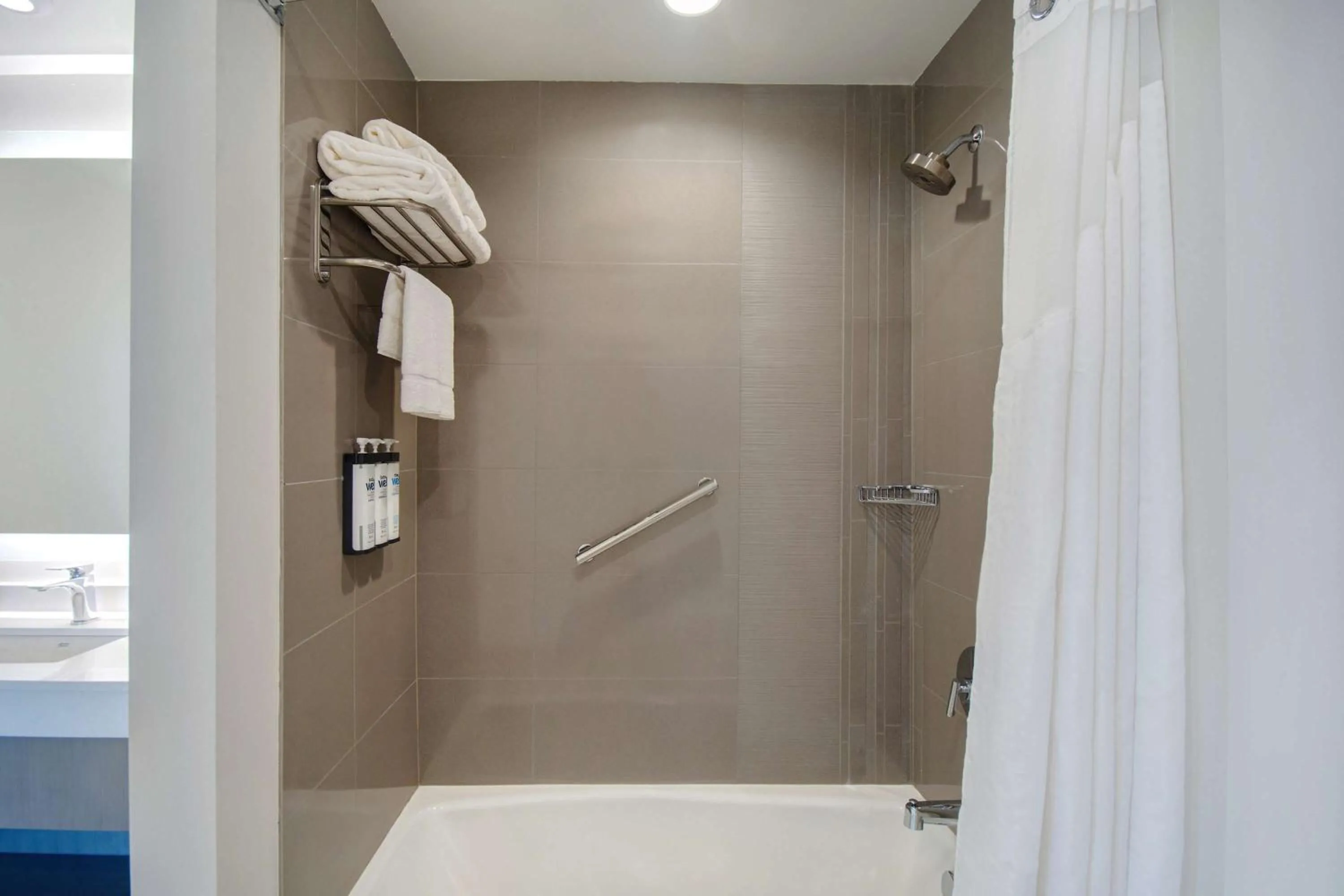 Bathroom in Hyatt House Mall Of America Msp Airport