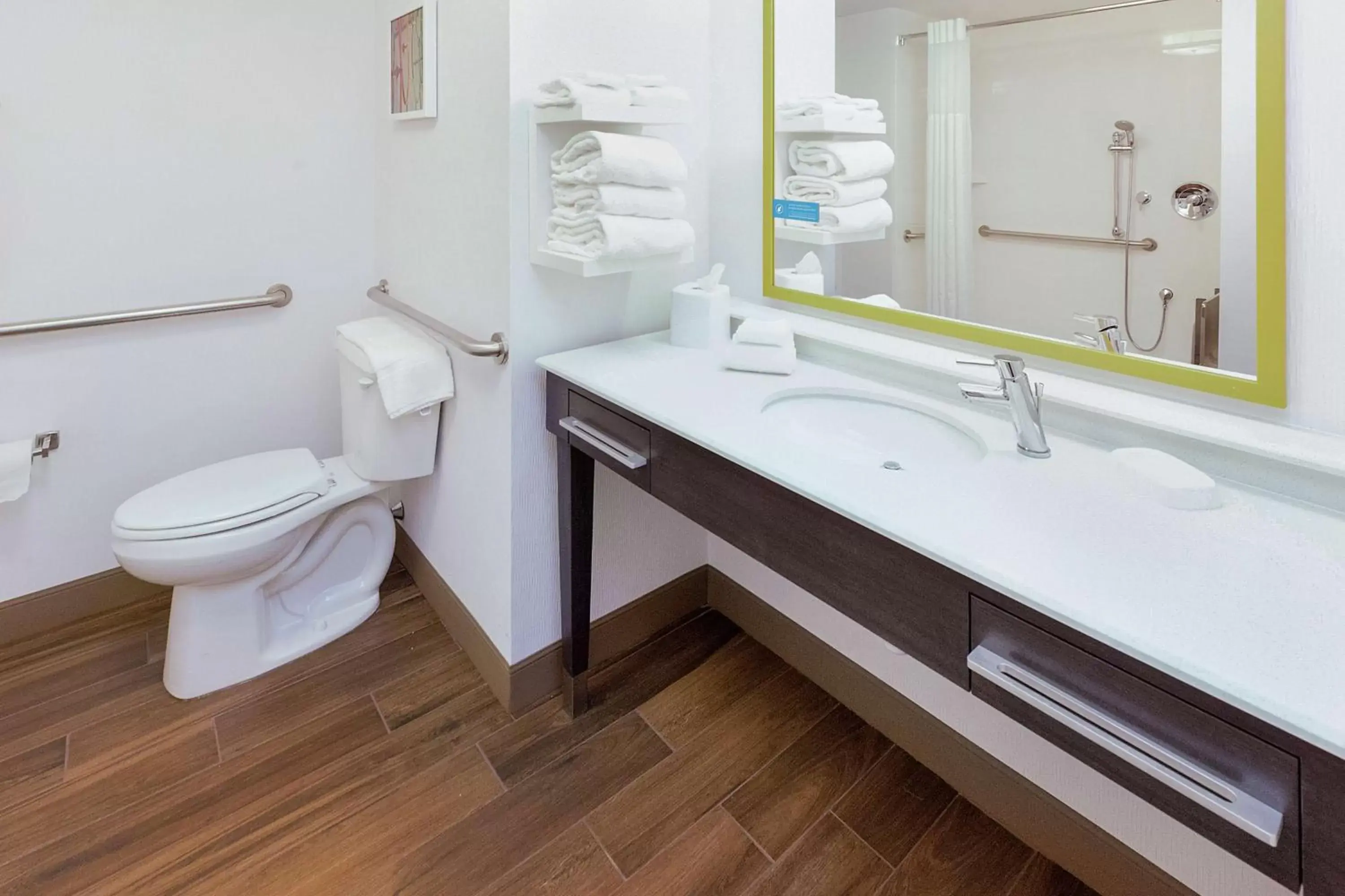 Bathroom in Hampton Inn & Suites Morgantown / University Town Centre