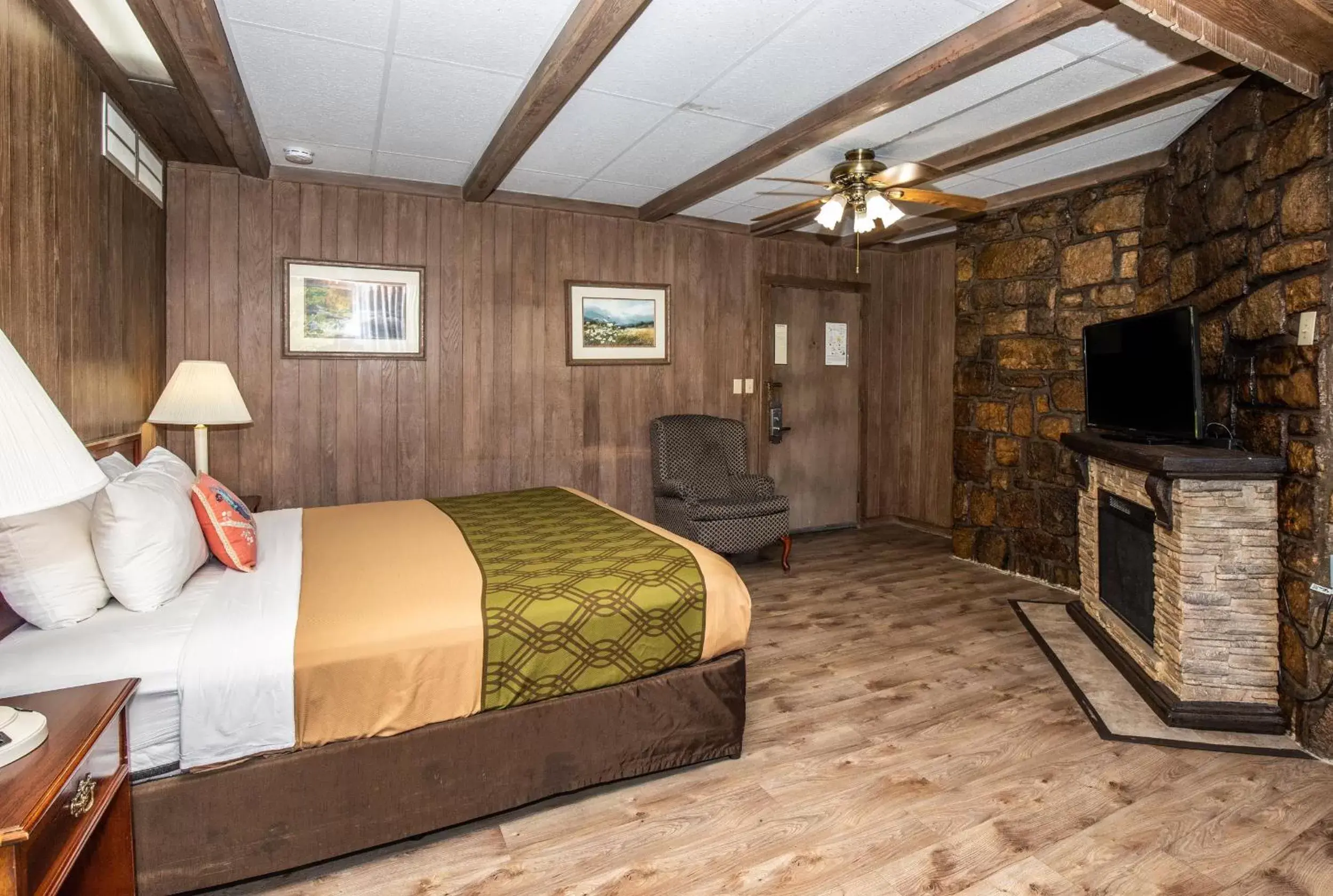 Bed in Chalet Inn