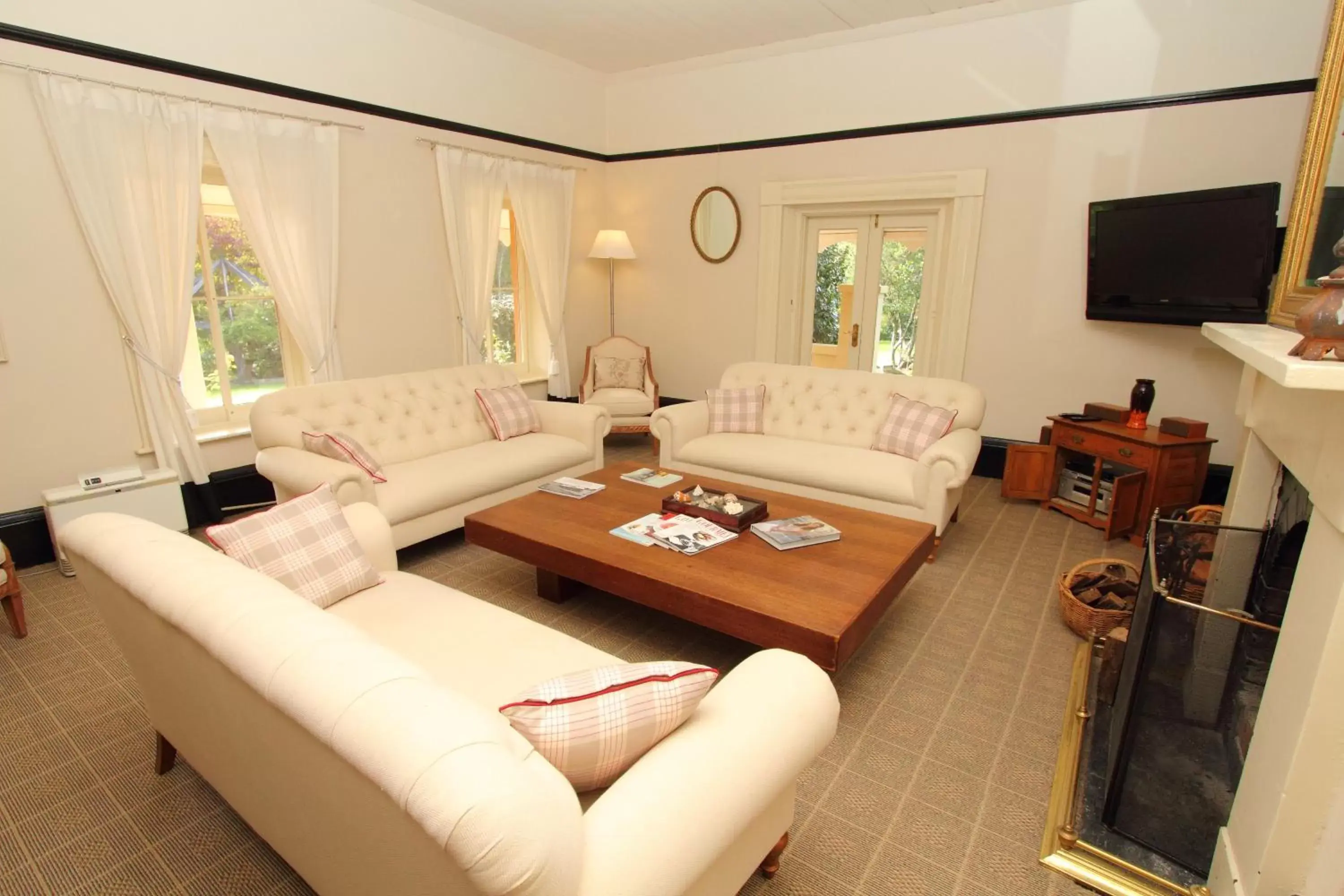 Lounge or bar, Seating Area in Fitzroy Inn Historic Retreat Mittagong