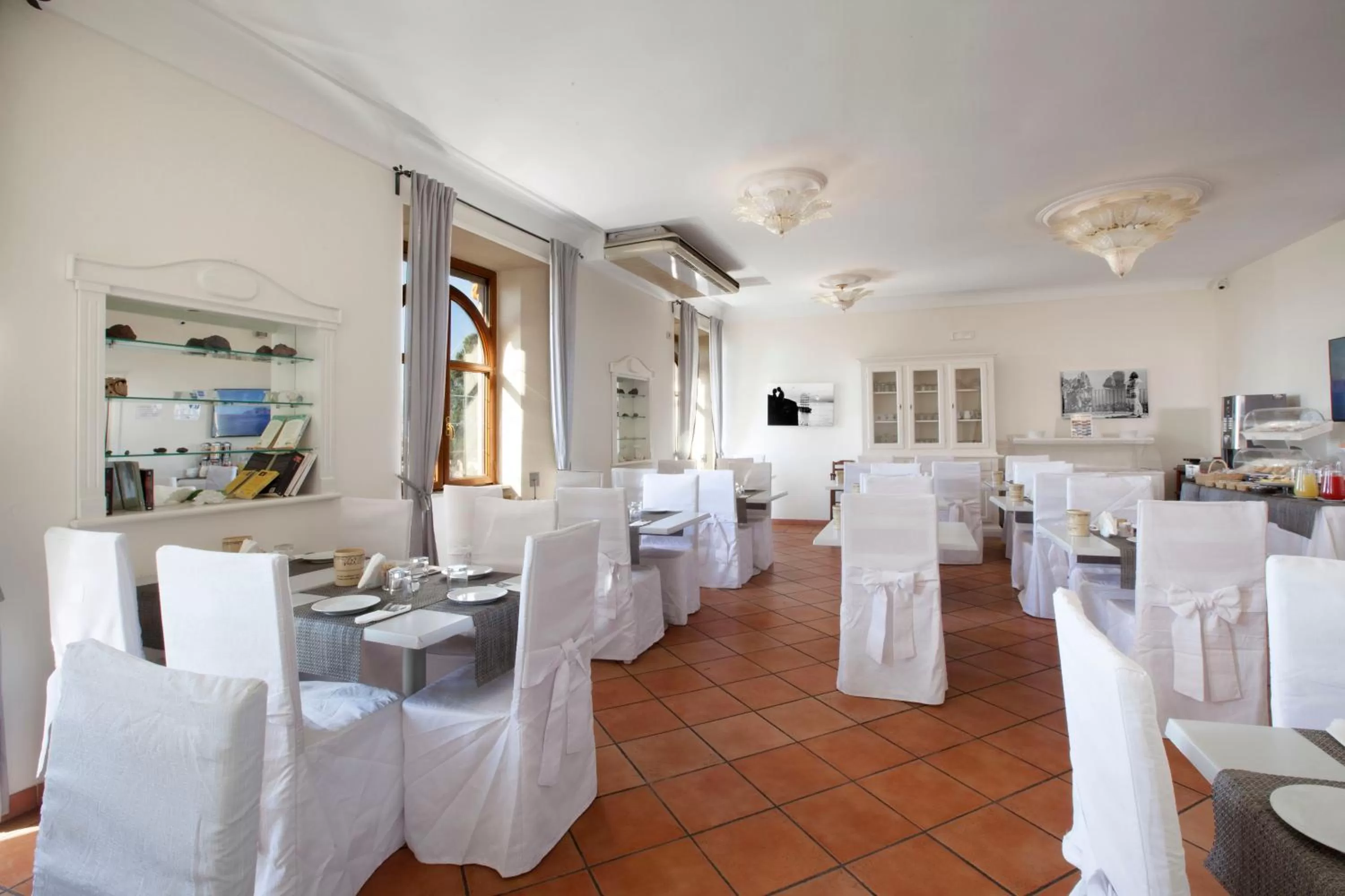 Restaurant/places to eat in Hotel Herculaneum