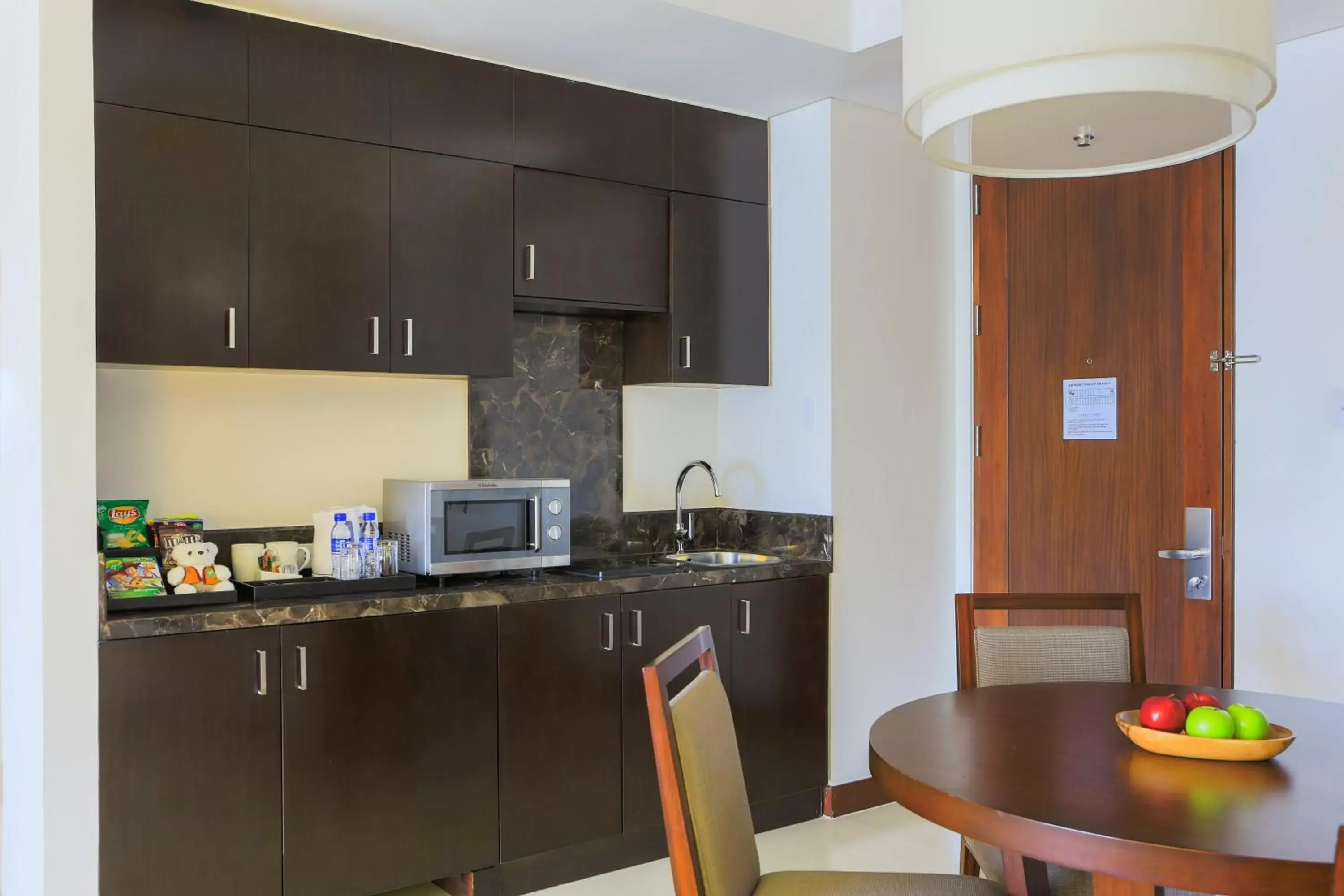 Photo of the whole room, Kitchen/Kitchenette in Holiday Inn & Suites Makati, an IHG Hotel